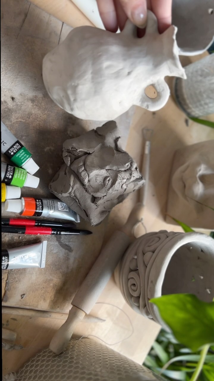Prepping for our upcoming workshop at @brouhaha_bar on the 14th of March! 7-9pm, come as you are, all the tool and materials are included and you will learn all the basics of working with clay.
Tickets are in bio, find us on eventbrite or designmynight βοΈ see you there!
.
.
.
#londonworkshops #thingstodoinlondon #londondateideas