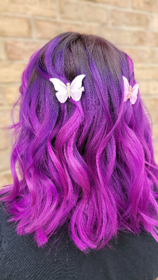 When you want to give the bleach a break for a little bit, but you still want to refresh your Vivids!
.
.
.
#clthairstylist #monroehairstylist #indiantrailhairstylist #charlottevivids #monroehairsalon #indiantrailsalon #charlottesmallbusiness #indiantrailhair #indiantrailvivids #matthewssalon