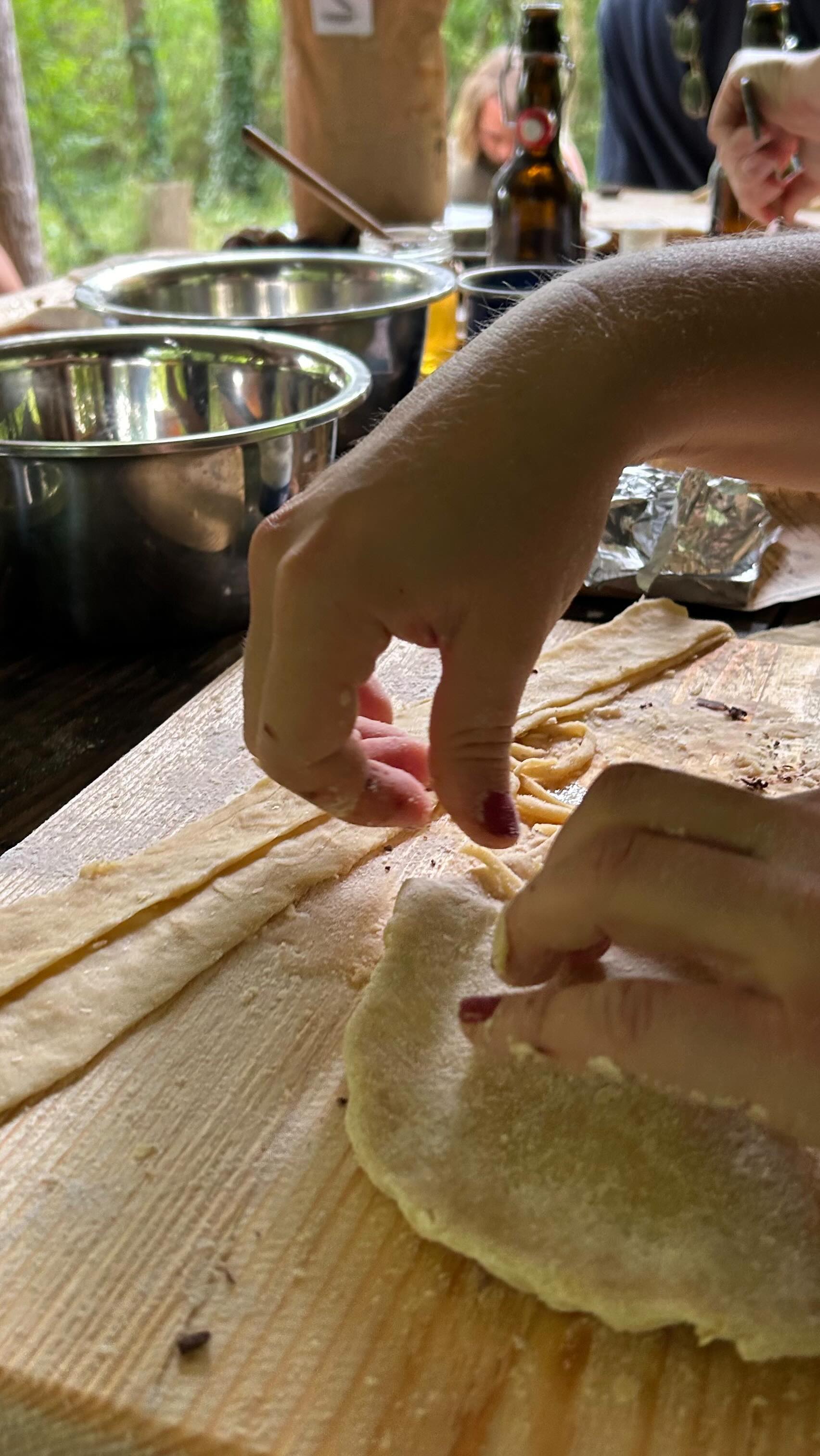 🌿 चपाती | CHAPATI 🔥
Atelier chapati sur la camps et la découverte d’une recette consommée au quatre coins du monde 🌍
Que vous soyez une entreprise, une classe, une association, une équipe ou encore une famille, venez vivre un atelier avec nous en toute convivialité et partager un moment inoubliable ! 🤝
Qu’est-ce que sont les chapatis❓
Ce sont des pains plats indiens à base de farine, de sel et d’eau.
Les chapatis auraient été créés dans le sud de l’Inde.
Ces galettes plates sont mentionnées dans un vieux texte sanskrit d’il y a plus de 6000 ans. On dit aussi que c’était un des plats favoris du roi Akbar en 1556.
La chapati (mot féminin en hindi, aussi connu sous le nom de rotli, roti ou fulka) est une sorte de pain plat et rond confectionné sans levain ; elle est cuite sur une plaque, le tawa, et accompagne des légumes ou des lentilles.
Les chapatis sont traditionnellement préparés avec de la farine de blé, maïs ou millet.
Très populaires en Inde, mais aussi dans certains pays africains comme le Kenya ou l’Ouganda.
#cohesiondequipe #teambuilding #chapatis #apikopacanoe #bushcraftfood #bushcraft