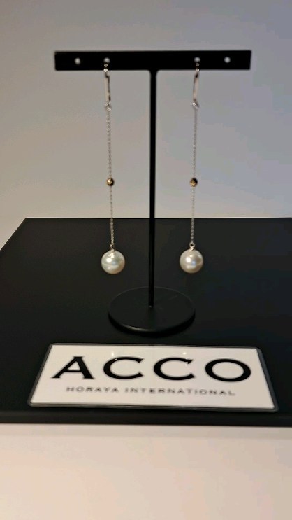Long earrings with white gold and yellow gold.
#acco #pearljewelry
#horayainternational