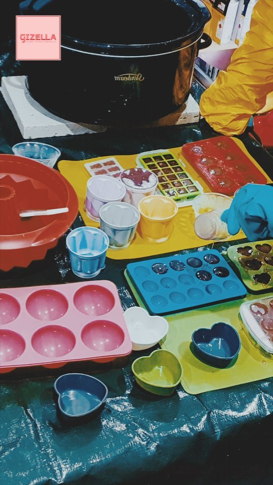 Making Faux/Fake Candies and Lollies in the GIZELLA studio 💖 These are part of my Jelly Collections. Since I was young, I have always been a fan of Jelly Sandals, though they hurt my feet. I also love jelly candies, gummy bears, sour worms, and jelly lollies. I even make Jelly Ace at home and still do now.
Faux/Fake Candies and Lollies will soon be available for use in your production at www.gizella.com.au 🍭
Full video on www.youtube.com/@GizellaStore
Ever worked with Faux/Fake Food? Share your photos and videos below ✨️
.
.
.
#femalepropsmaker #fyp #foryoupage #candies #lollies #fakecandy #fauxcandy #fauxfood