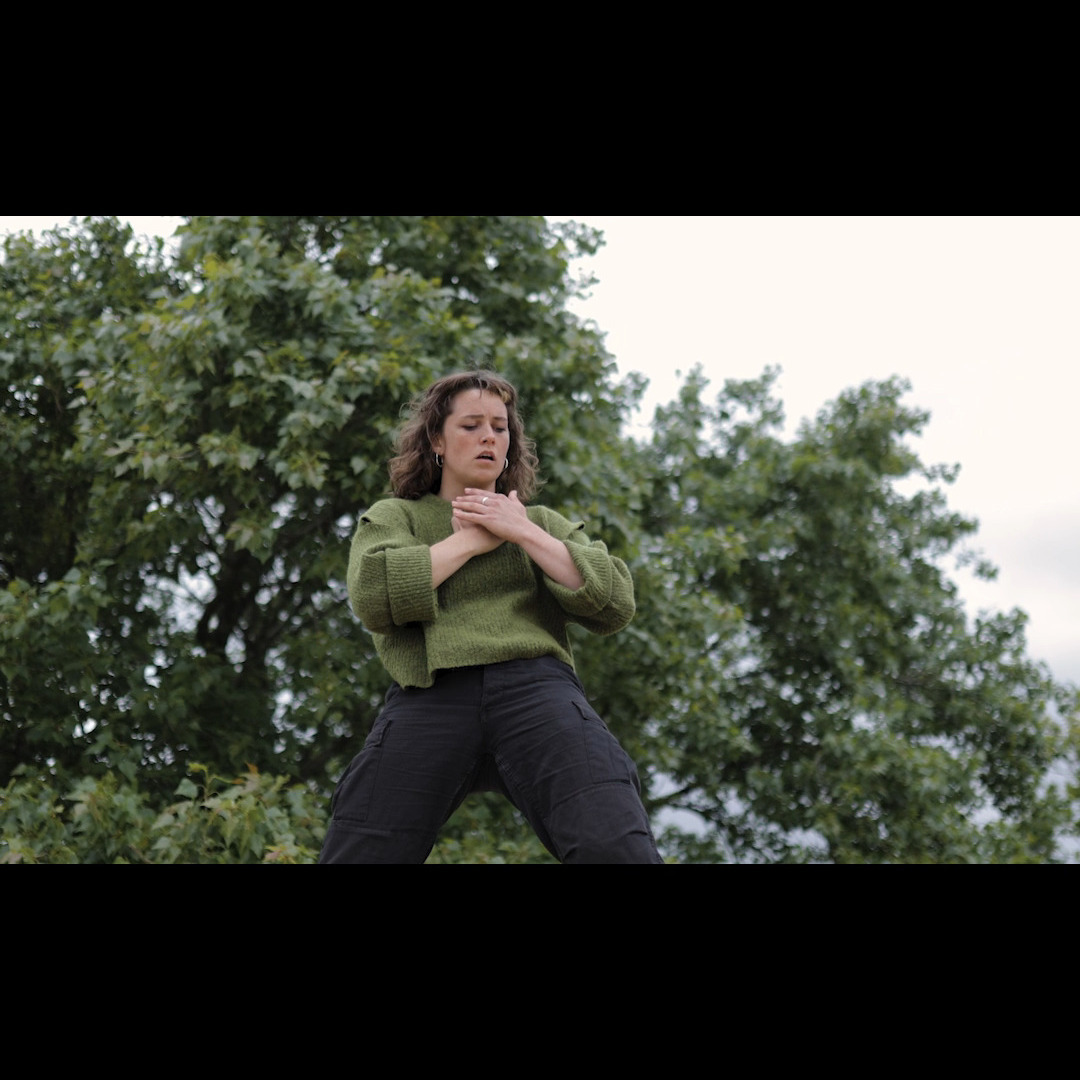 Deze scène komt uit aflevering 3 van de documentaire-serie 'van Overleven naar Leven'. Danseres @sophie_prins_ verbeeldt in deze waanzinnige impro-dans waar aflevering 3, die vanaf vandaag live is, over gaat: de lichamelijk gevolgen die (de behandeling van) kinderkanker kan hebben later in het leven.
Tijdens de première werd mij gevraagd hoe je muziek maakt bij een dans die er al is. De muziek heb ik namelijk later bij de beelden gemaakt. Daar had ik toen niet echt meer antwoord op dan wat gehakkel. En eigenlijk is muziek er ook niet om zo veel over te praten vind ik. Luister er naar, en bekijk zeker deze prachtige docu serie van @Annick Sickinghe! Als je deze nare ziekte niet van dichtbij hebt meegemaakt is het minstens net zo inspirerend om te zien hoe sterk deze inmiddels volwassen kinderen hier mee om gaan! Link in bio.
#vanoverlevennaarleven #docu #filmscore #dans #utrecht #componist #watkanjenogmeerverzinnen #muziek #stopdetijd