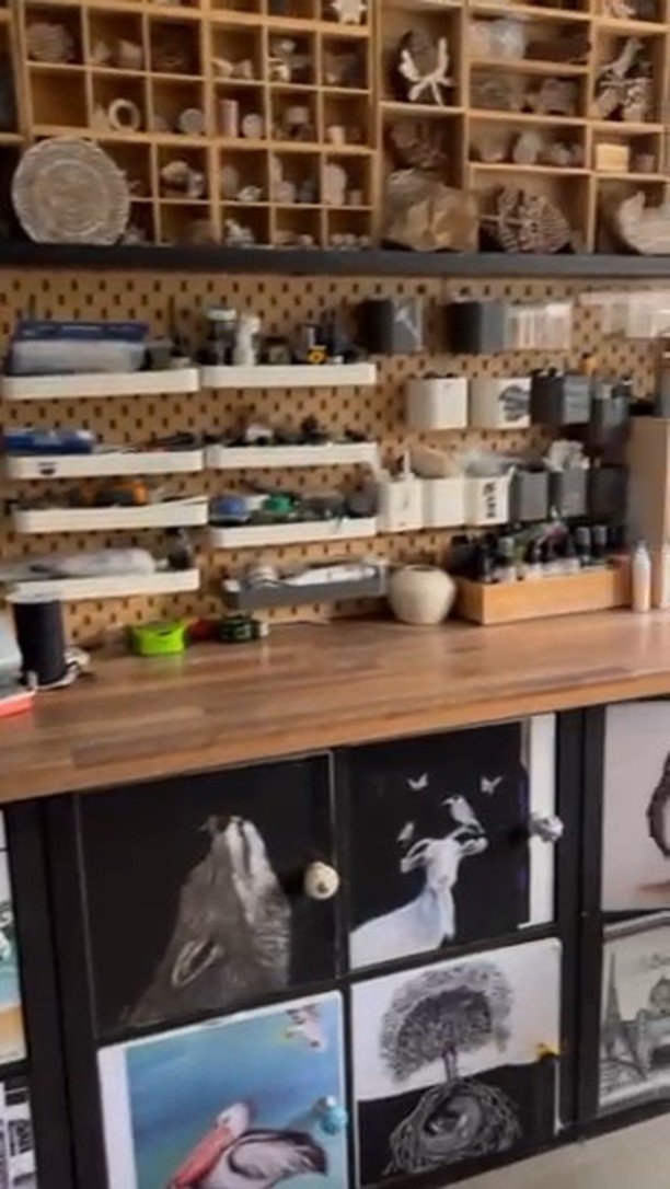 From studio to shop @jennywood shares a little sneak peak into her studio and her creative process for creating her cermaics (we so love her beach babes), painting and illustrations.
📍Artisan's Alley, 17 Main Street, Mornington
⏰ Open 10 - 17
🗓Tuesday to Sundary
#mainstreetmornington #shoplocal #supportlocal #mornington #morningtonpeninsula #australianmade