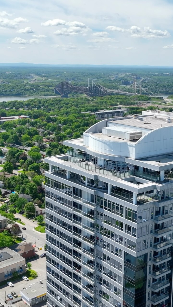 🏙️ Visite le plus haut penthouse de la ville de Québec.
📱Pour vous démarquer et être vu un maximum de clients potentiels, optez pour les vidéos en format verticales, parfaites pour les réseaux sociaux.
#penthouse#realestate #hometour#housetour #luxuryestate #drone #droneshots