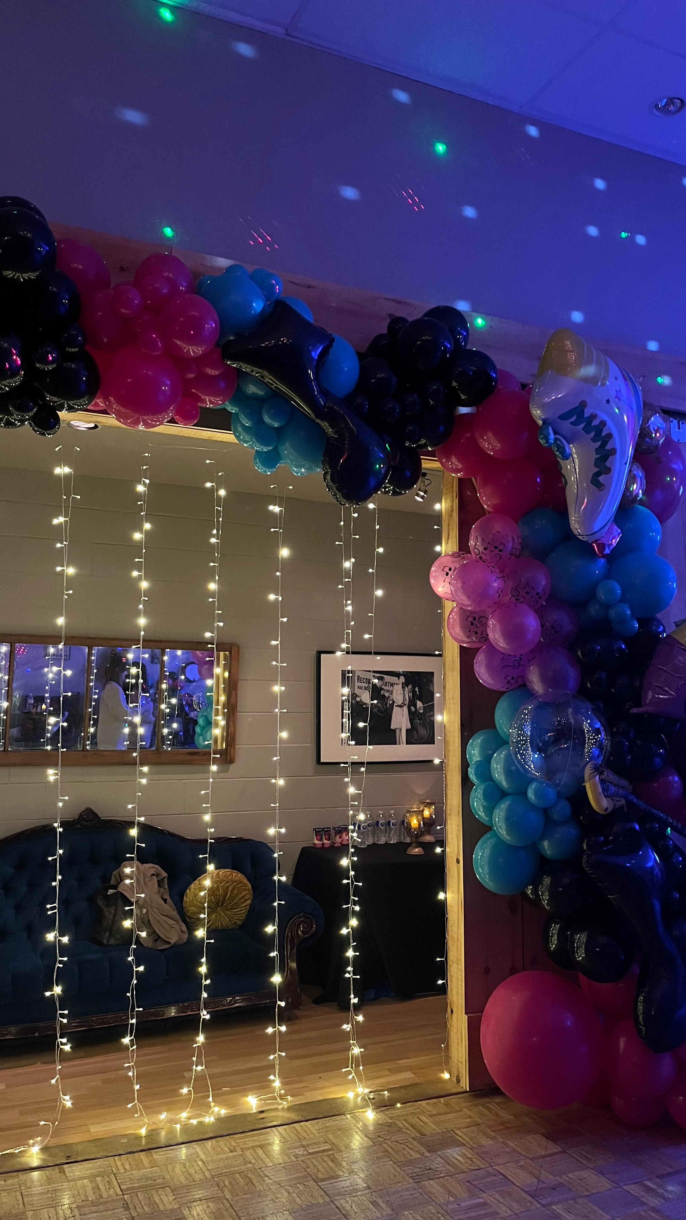 Pop Star Bella was radiant in her sequin outfit ready for stage! We captured her glamorous party by recording and filming the event with all of her Pop star friends. Funky over the top balloon garland surrounds our barn doors, enhanced by our new lasers and fog machine.
#popstarparty #popstarthemeparty #partylikeapopstar #burlont #oakvilleontario #oakvillemama #burlingtonmoms #partyvenue #balloongarland
@sempresolis 🎈