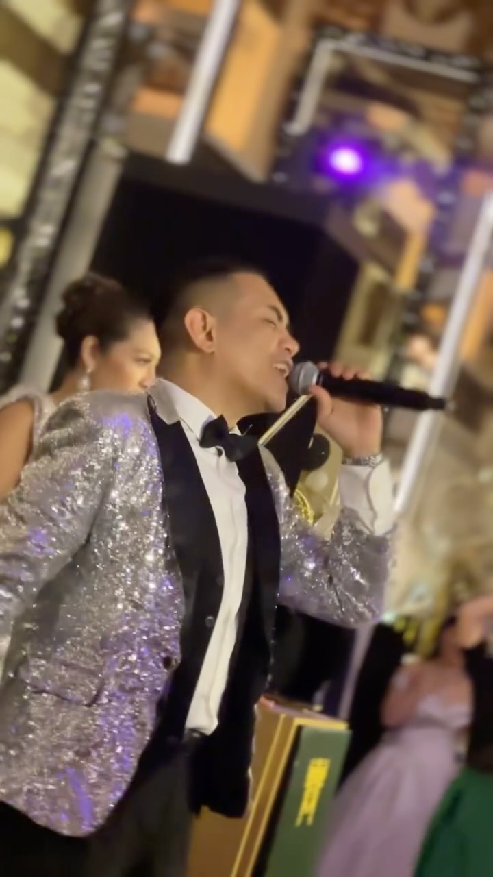 Everybody cut #footloose! ๐ชฉ๐บ๐ฝ - @thekennyloggins
#toronto #vocalist #party #liveband #livemusic #torontovocalist