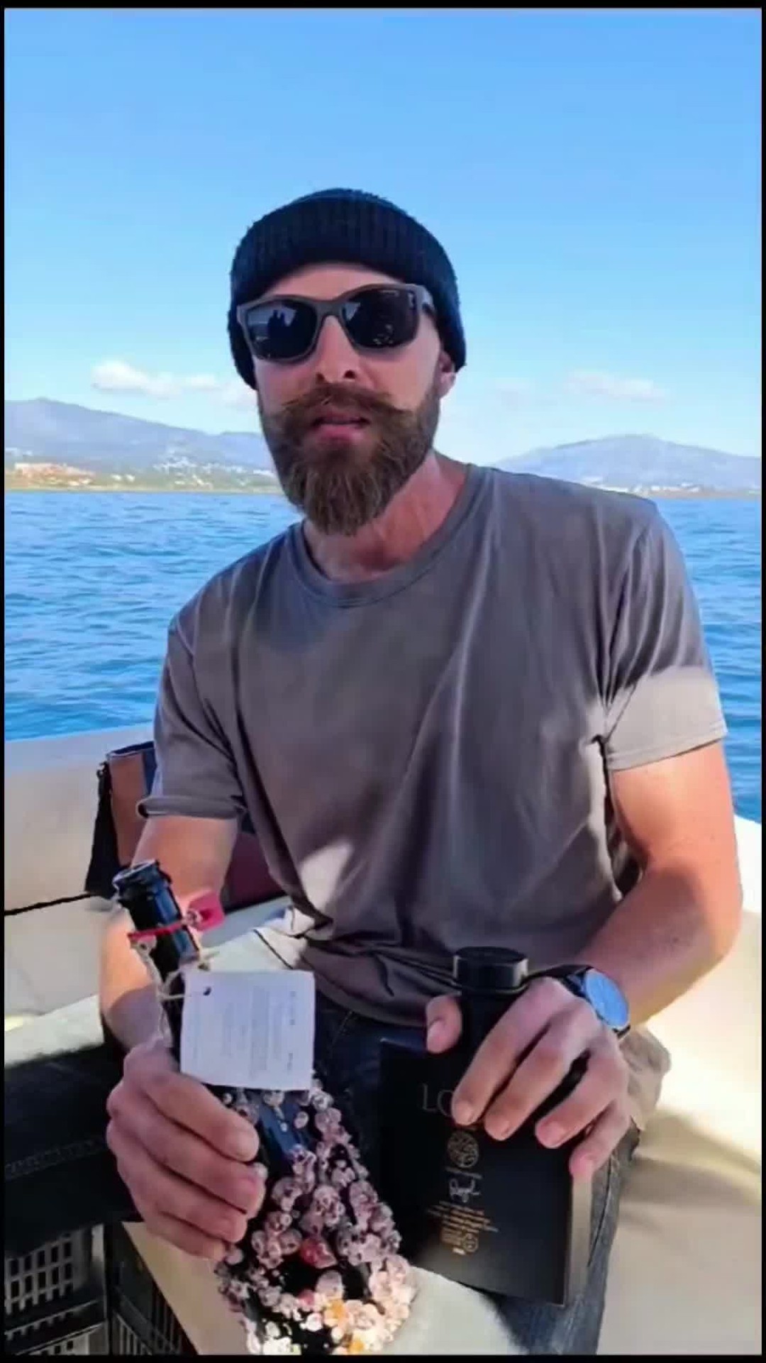 Wine, olive oil & sea breeze --- a tasting experience like no other. No language needed, just senses wide open. @locoaceite
.
.
#WineTastingExperience #OliveOilLovers #GourmetSailing #LuxuryTasting #EscaramujoWines #LOCÖ #oliveoil #WineAndWaves #MediterraneanVibes #FoodieExperience #NoLanguageNeeded