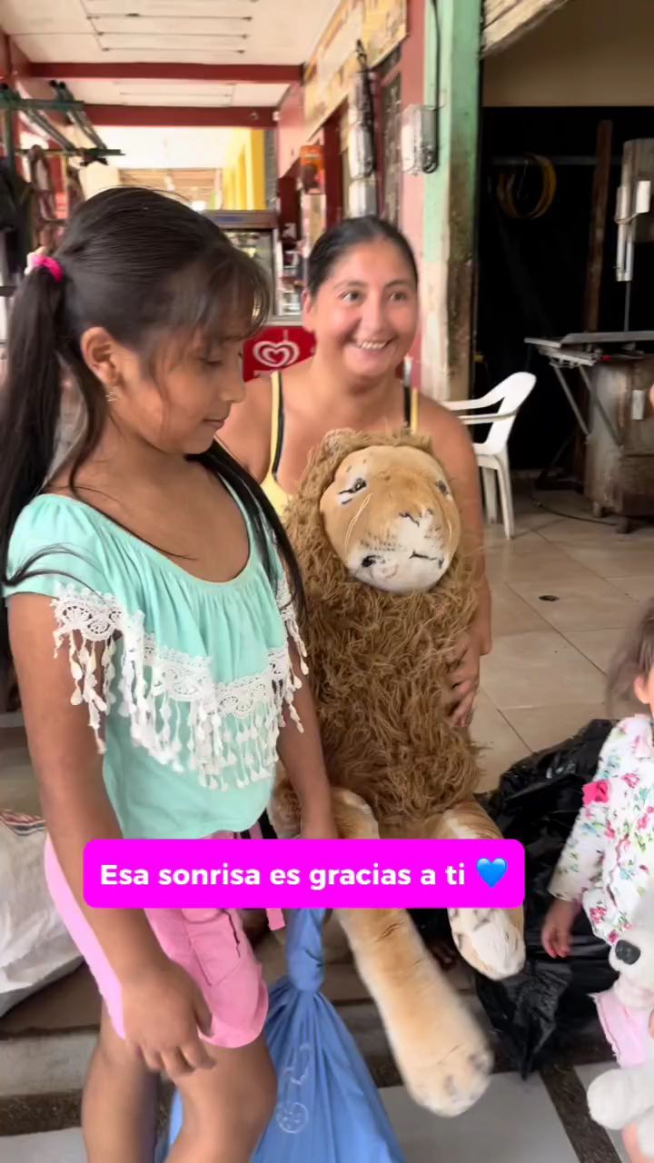 ¡Siente el impacto que estás generando! 💙💜 Gracias a tu generosidad, hemos llevado esperanza y alegría a Echeandía en medio del invierno. Cada gesto de apoyo se traduce en sonrisas y abrazos cálidos para quienes más lo necesitan. ¡Continuemos transformando vidas juntos! #EcheandíaSolidario #AyudaParaTodos 🌟
Queremos expresar nuestro profundo agradecimiento a la Vicealcaldesa de Echeandía, Jhuleth Naranjo, y a la coordinadora de proyectos sociales, Leonela Santamaria Minaya, por su invaluable colaboración al proporcionarnos el listado de familias más necesitadas. Su compromiso ha sido fundamental en este proceso de solidaridad.