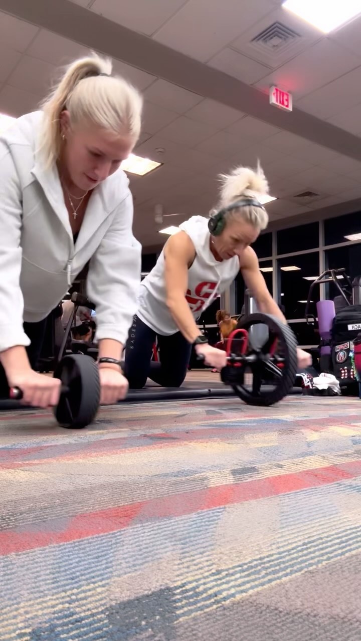 Building strong cores and fun memories with @tannah_11 💪🏼🥰
.
.
#fitfamfun #abwheelrollout #teamprophysique #corenutritionals