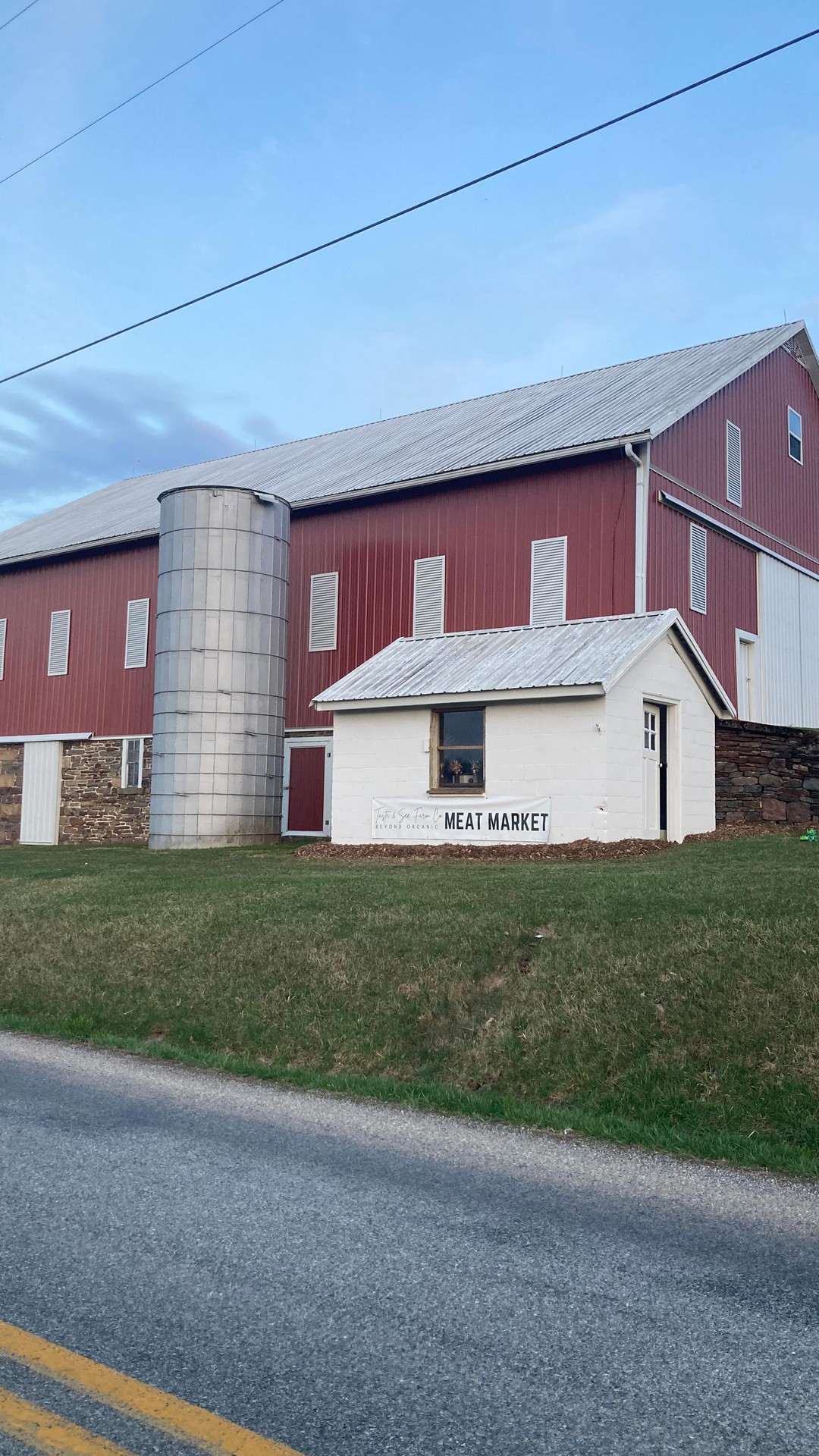 Making weekend plans? Come check out our store opening this weekend.
Free coffee samples Saturday morning ☕️
Freshly stocked sourdough 🍞
First restock of our eggs 🥚
Saturday 8-8
Sunday 12-8
#smallfarms #farmstand #regenerativeagriculture #pastureraised