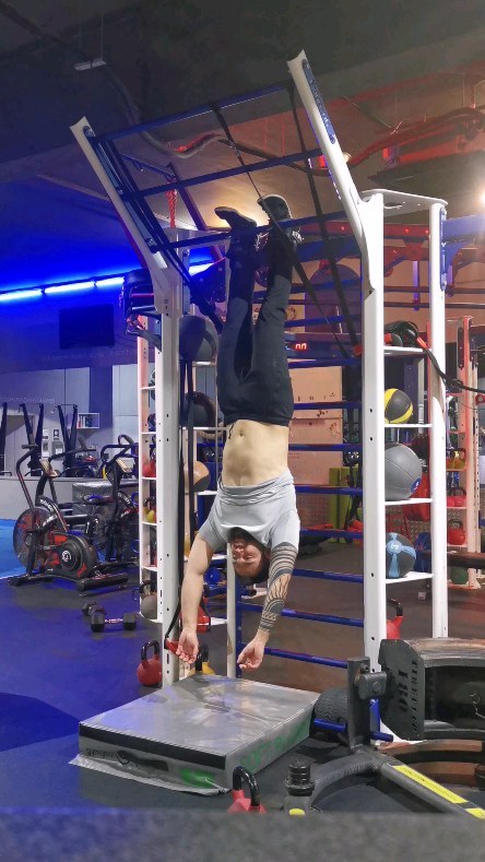A few shots from recent sessions using functional movement patterns and some traction by hanging!! ↕️
#fitness
#functionalfitness
#movebetter #stronger
#dailymovement #reallifeexercises
#getfit #healthylifestyle
#gym #bodyweight
