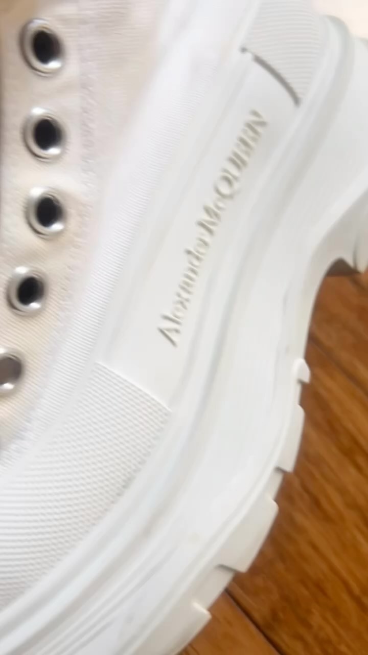 It is our responsibility to make shoes white again.🙌🙌🙌👍😌
@sbwstudio #restore #sneakerhead #sneakerheads #sneakernews #jordan #adidas #snkrs #sneakeraddict #kicksonfire #kickstagram #customkicks #customshoes #brisbaneevents #sneakermurah #gucci #Australia #customsneakers #Hermes #brisbane #luxurybag #Dior #Goldcoast #hermes #chanel