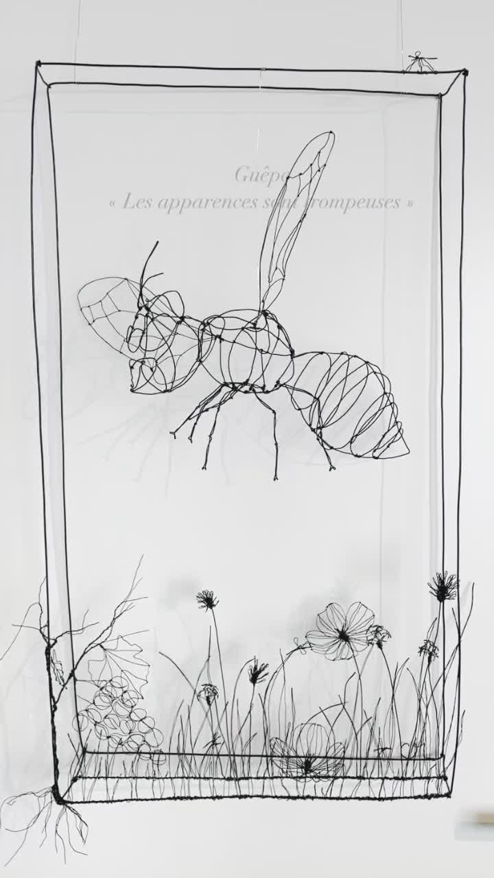 Guêpe « Les apparences sont trompeuses ». En expo/vente au salon de thé 3t. Allez boire un bon café et dégustez les sublimes pâtisseries fines. #creationartisanale #creationfildefer #sculpturefildefer #gruyereregion #fribourgregion