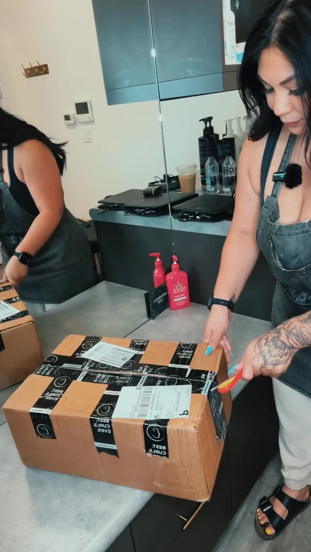 Unbox my #controlledchaos products with me! We all know when it comes to curls we are so particular with our products! Introducing some of my new favorites 😍
Controlledchaoshair.com
Code: MOHAIRGOALS