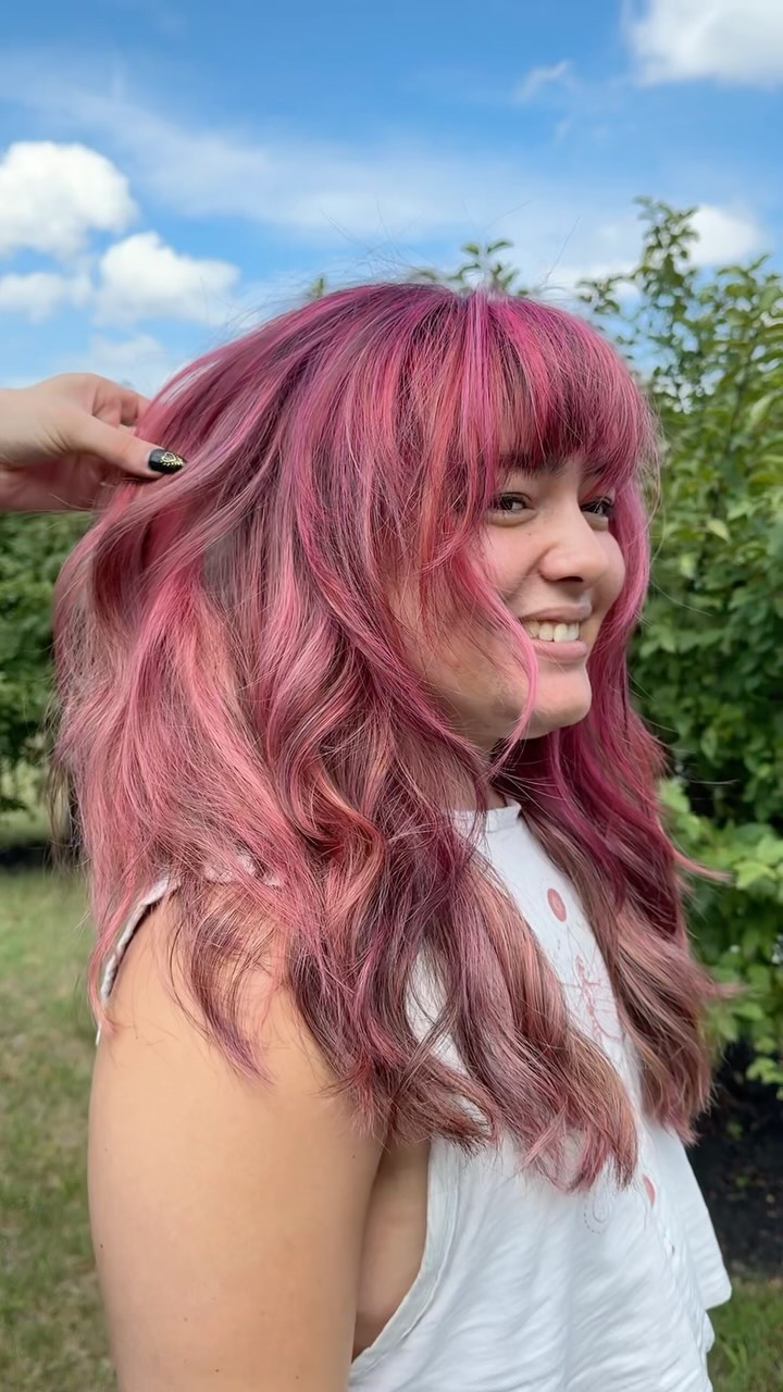 What, like it’s hard? 💖 @wingerd.beauty makes an intense, intricate 5 hour color correction process look easy!
#salon #marylandhairstylist #baltimorehairsalon #baltimorehairstylist #hairsalon #colorcorrection #pinkhair #transformation #haircolor #marylandhairsalon