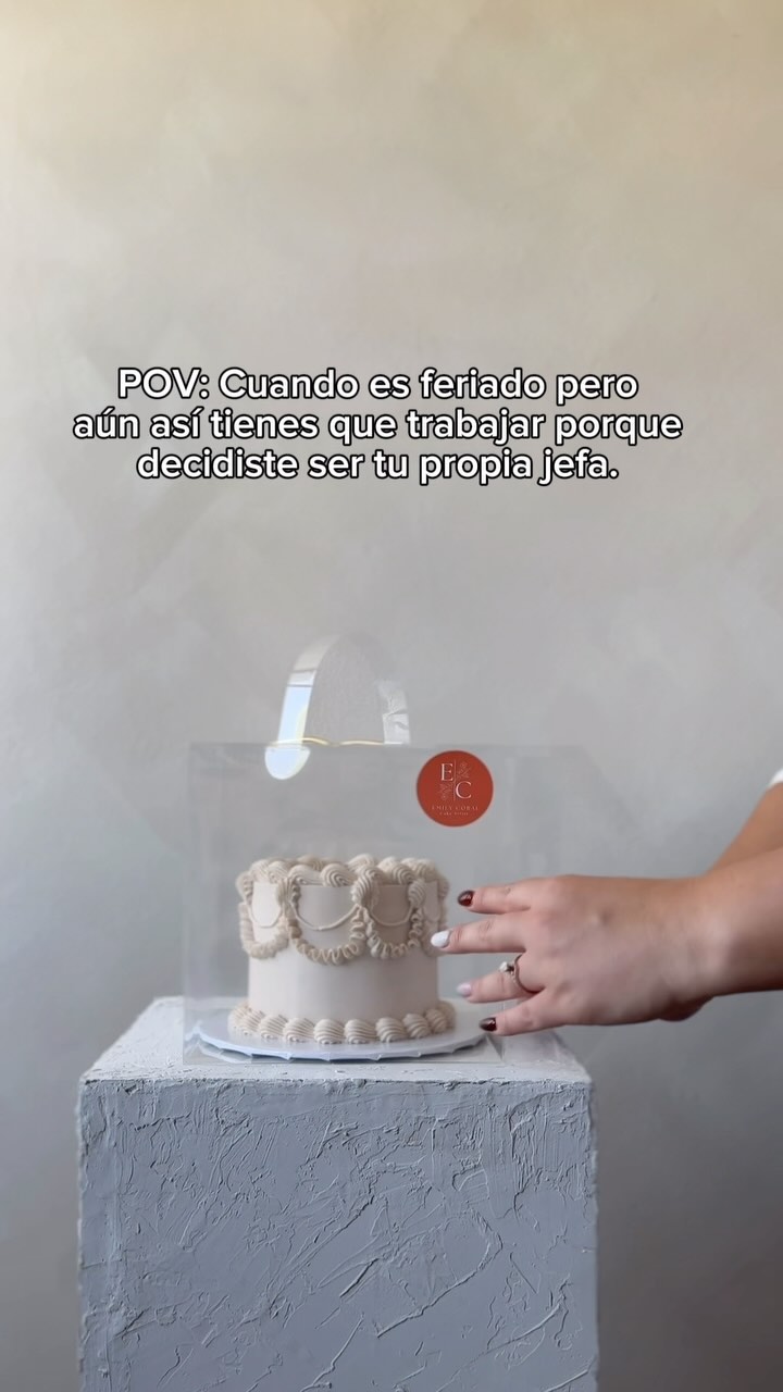 No llegues con las manos vacías en Acción de gracias. Nuestro “Tropical Carrot Cake” es perfecto para esta temporada. 🍾
