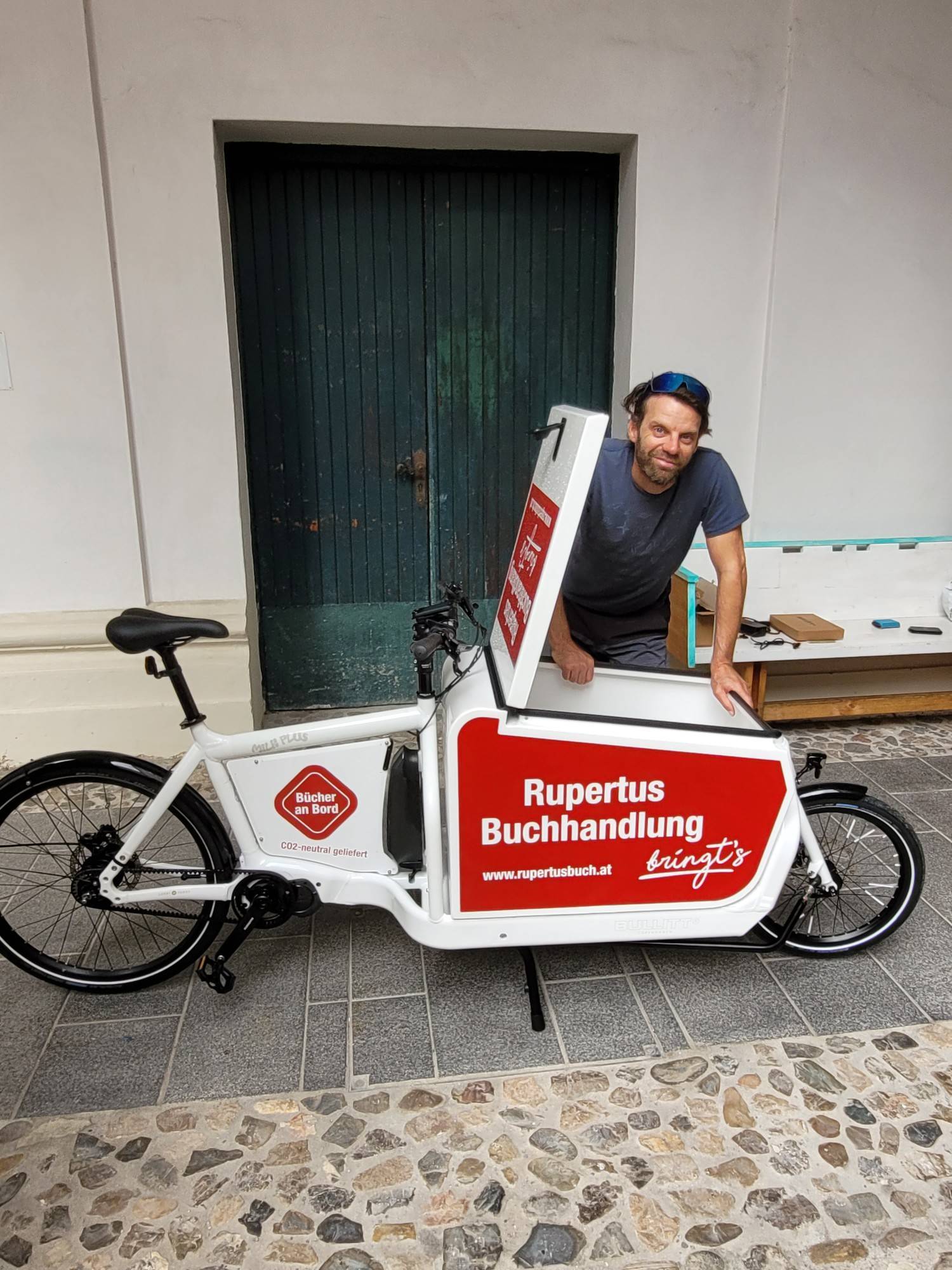 Ein wichtiger Beitrag zur urbanen Mobilität, wie sie in Zukunft aussehen soll!!
Bücher werden in der Innenstadt CO2 neutral per Lastenrad angeliefert.
#rupertusbuchhandlungsalzburg #lastenrad #cargobike #bullittcargobike #marsbikes #mobilitätswende
