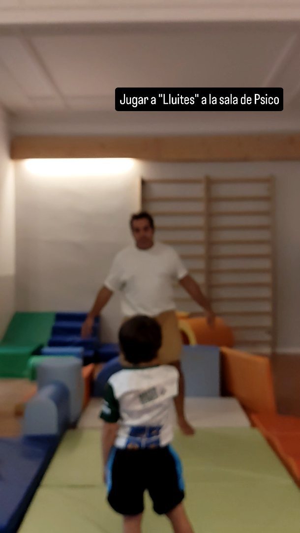 💪 Jugar a "lluites" amb els infants: molt més que diversió! 🤸♂️
Sabies que les "lluites" de joc amb els infants són una activitat plena de beneficis? 🤩 Quan juguem a lluitar amb ells (sempre de manera segura i respectuosa), no només estem compartint moments de diversió, sinó que també els ajudem en el seu desenvolupament físic, emocional i social.
🔹 Beneficis físics: El moviment lliure i dinàmic de les "lluites" millora la coordinació, l'equilibri i la força muscular dels infants. A més, aprenen a conèixer els seus límits i a regular la seva energia.
🔹 Beneficis emocionals: Aquest tipus de joc permet als infants expressar emocions, com la frustració o l'alegria, en un espai segur i de confiança. També afavoreix el desenvolupament de la seguretat en si mateixos.
🔹 Beneficis socials: Les "lluites" juguen un paper important en el desenvolupament de les habilitats socials, ja que els infants aprenen a respectar els altres, a establir límits i a gestionar la interacció física amb els seus companys de joc o amb adults.
Per tant, no dubtis en posar-te a terra i deixar que els teus fills t'arrosseguin a una bona lluita de rialles i abraçades! 🙌❤️
Agraïments a l'estrella del vídeo, el nostre fill.
#Psicomotricitat #JocActiu #DesenvolupamentInfantil #JugarÉsAprendre #LluitesDeJoc #CreixementEmocional #PsicomotricitatRelacional #CentricBCN #InfantsActius