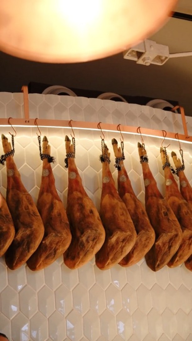 Tapas, petiscos, vermutes e cocktails. Sempre com aquele espírito descontraído de partilha. No Tapisco, cada prato conta uma história com sabor e sotaque ibéricos.
--
Tapas, snacks, vermouth and cocktails. Always with that relaxed spirit of sharing. At Tapisco, each dish tells a story with an Iberian flavor and accent.