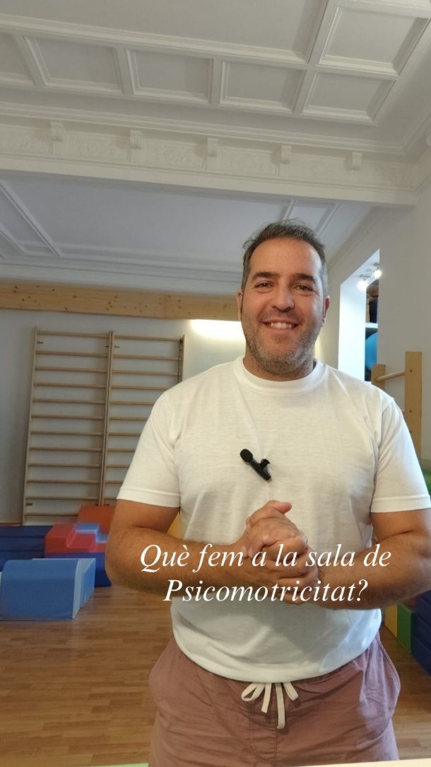 Què fem a la sala de Psicomotricitat?
A la sala de "Psico" es treballen aspectes de la "Motricitat" i de la "Psique"
🫀Motricitat:
- Capacitats físiques Bàsiques: Força, resistència, velocitat i flexibilitat.
- Altres capacitats físiques: Desplaçaments, salts, coordinació global, coordinació oculomanual...
🧠Psique:
- Relació amb els companys i adults.
-Empoderament personal.
- Visió del seu "Jo personal" com es veu l'infant a si mateix.
- Acceptació d'emocions
- Equilibri i autonomia
Tot això i molt més es treballa dins de la sala a través del Joc Lliure. Si el vostre infant necessita complementar o ajustar algun d'aquests aspectes no dubteu en posar-vos en contacte amb nosaltres.