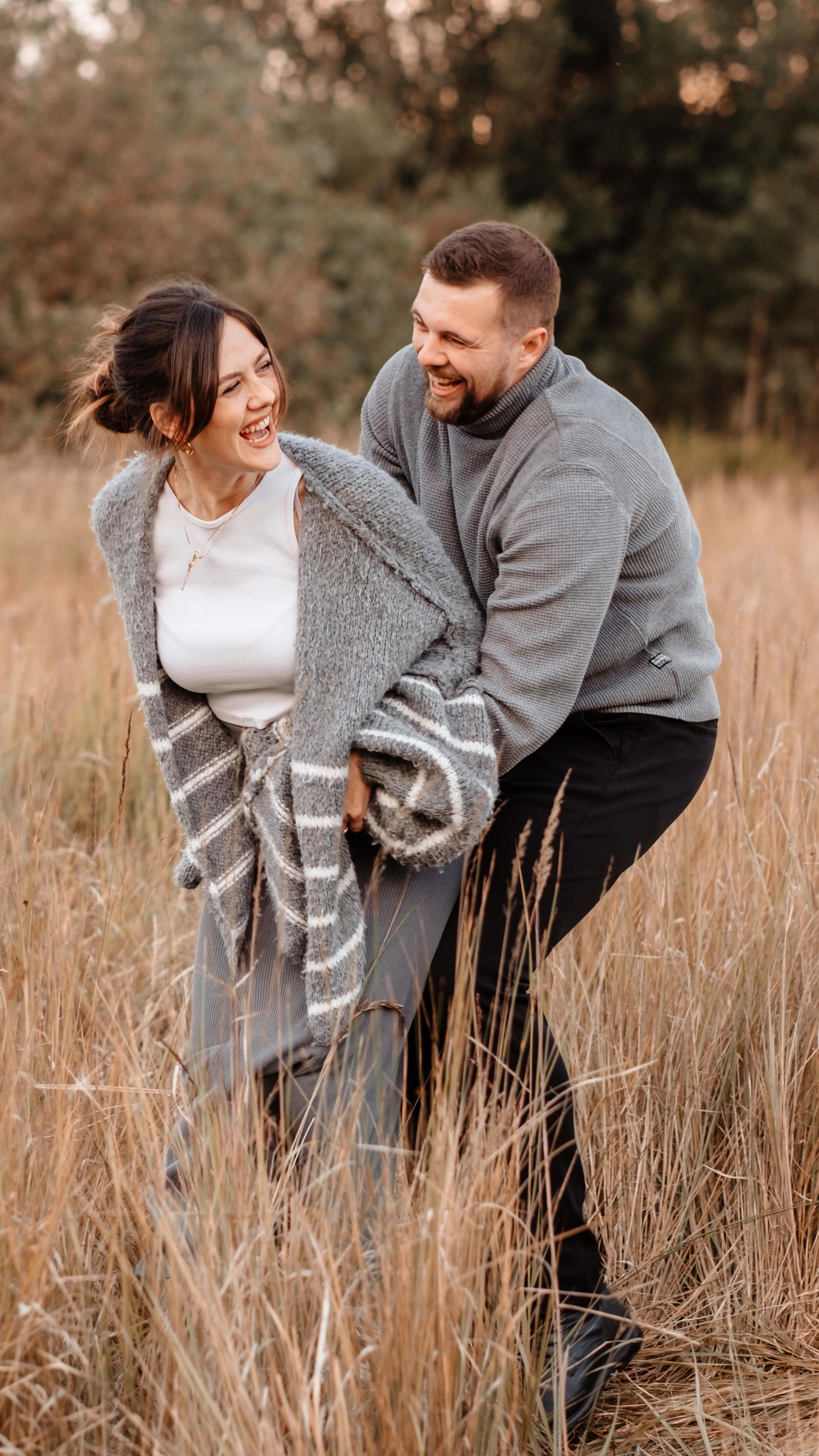 Unsere drei goldenen Regeln für authentische und natürliche Bilder ✨
Rückt ganz nah zusammen.
Lasst keine Lücken,
sondern schmiegt euch ganz nah aneinander. Das sorgt für die richtigen Emotionen und Wärme im Bild!
Eure Hände sind immer beieinander.
Eure Hände und Arme sind meistens der Schlüssel zu natürlichen und schönen Posen. So schafft ihr eine visuelle Verbindung.
In Bewegung bleiben.
Egal ob ihr lauft, kuschelt, tanzt oder einfach nur Spaß habt - hauptsache, ihr bleibt in Bewegung, denn genau so entstehen von euch dynamische und lebendige Fotos, wie diese! ✨
#photography #couplephotography #photographer #fujifilm #love #wedding #weddingphotography #loveandwildhearts #weddingphotographer #coupleshoot #unna
#dortmund #werl #münster #hochzeitsfotografie #2024 #reels #foto #wedding2025 #authentic
#authenticphotography #menimafotografie