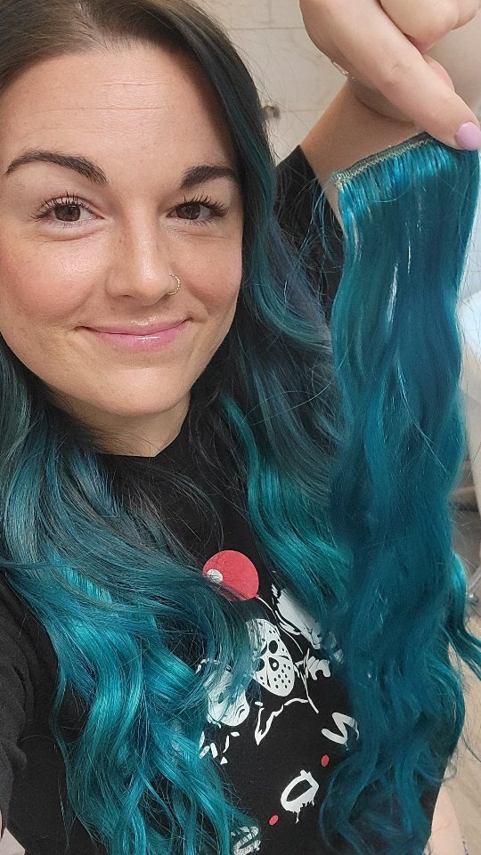 Amazon's hair extension game is unreal.
This is my 2nd set of GOO GOO Halo extensions off Amazon, and it's such a cost effective way to feel luxurious.
I usually buy them in a blonde shade and color match them to whatever vivids color I have at the time.
It's only $130, human hair, easy to install. Obsessed 🤌
.
.
.
.
.
.
.
#indiantrailhairstylist #indiantrailvivids #charlottevivids #clthairstylist #indiantrailhair