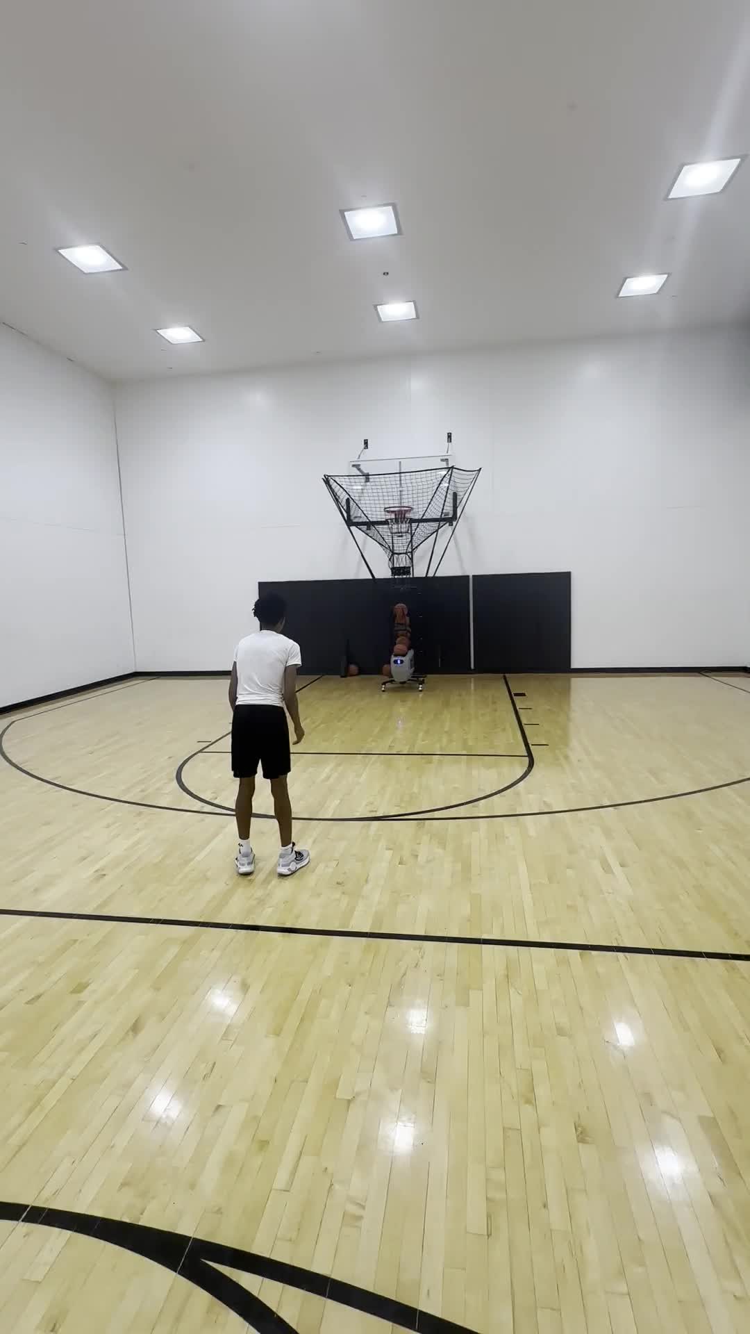 Best time to work on your game, is in the off season. Book a session today and don't forget to check our website regularly for latest updates, discounts and more!
#rd3training #basketball #baller