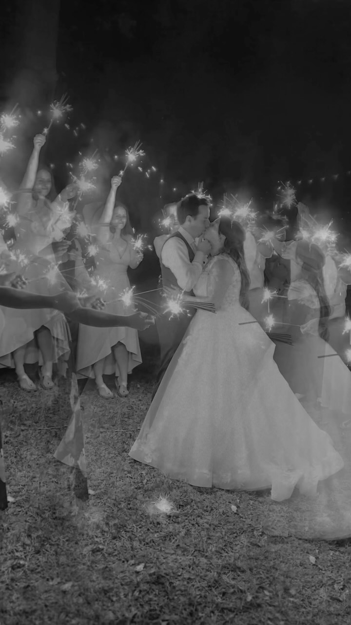 10 Dinge die dein Hochzeitsfotograf unbedingt wissen sollte:
1. Eure Farbgestaltung / Stil der Hochzeit
2. Euren Tagesablauf
3. Wichtige Familienmitglieder und Personen
4. Wenn ihr wichtige und/oder emotionale Gegenstände tragt
5. Eure Love Language - romantisch, verspielt, emotional
6. Dresscode
7. Besondere Orte eurer Location, die ihr gerne fotografiert haben möchtet
8. Ja, auch was ihr nicht fotografiert haben möchtet
9. Zeitlicher Ablauf, was wird wann von uns festgehalten
10. Die Parksituation. Gibt es genug Möglichkeiten zu parken und auszuladen
Viele Details, die euren Tag zu einem ganz besonderen machen 🤍 Habt ihr an alles gedacht?
Habt ihr Fragen, schreibt uns gerne jederzeit oder ruft uns an. Wir freuen uns 🧡
#hochzeitsplanung #weddingphotography #weddingphotographer #wedding2024 #wedding2025