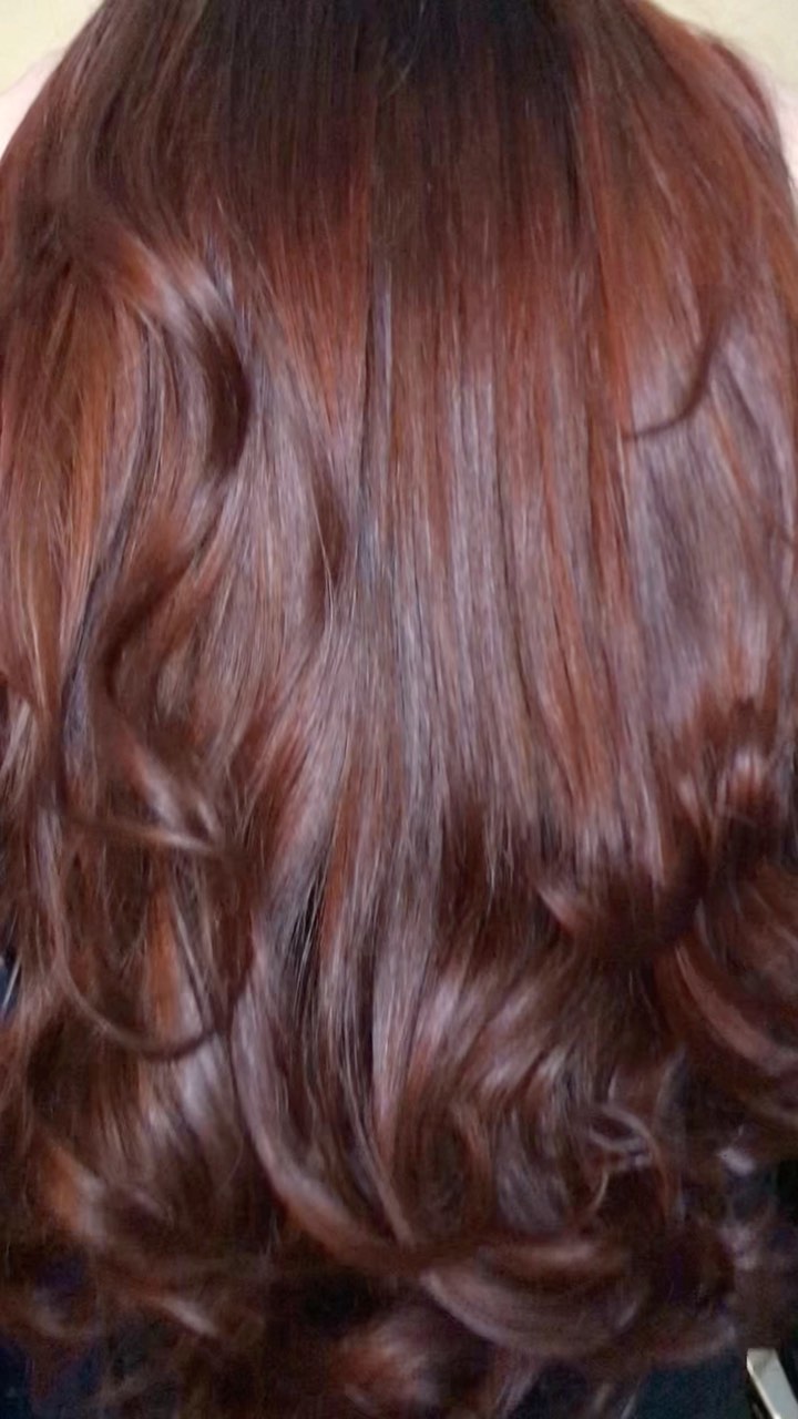 Auburn shades 😎
.
.
#hairreels #hairbeforeandafter #hairglamvideos #babylightsandbalayage #caramelhighlights #reelsinstagram #ighairgoals
#balayageartists #hairvideos
#hairsalonlondon #kingscross #haircolourstudiokingscross
#colourtouch #colourtouchwella #wellahairuk #lisapmilano