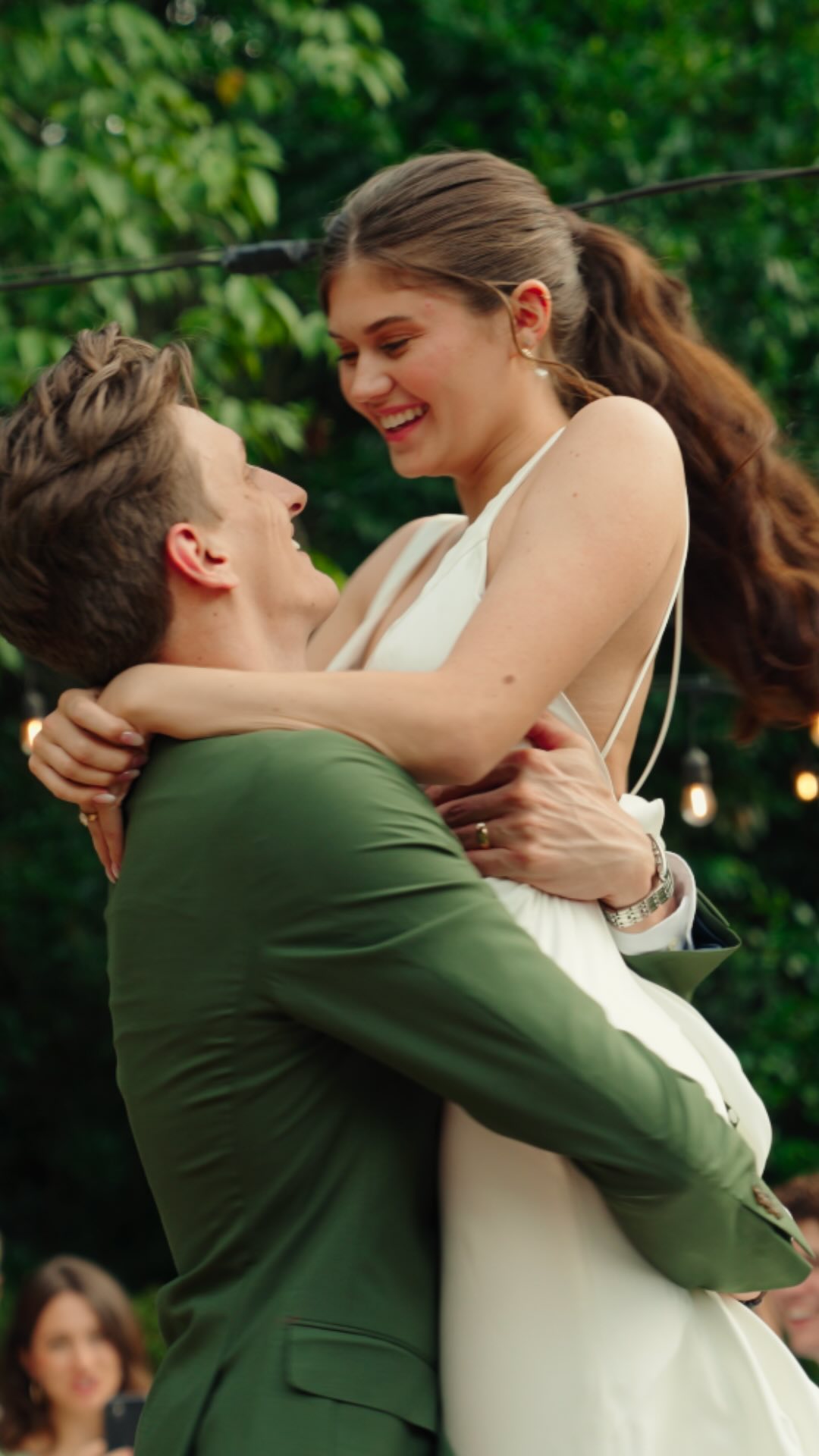 sneak peek of Carly & Gio’s magical garden wedding 🌿🕊️
video: @marycatherinefilms
photo: @hannahdawnphotography
content creation: @thepinksocial_
venue: @fouroaksmanor
florist: @soireessouthernevents
DJ: @ballroomblitzevents
dress: @graycebridal
hair: @amandagaenssley