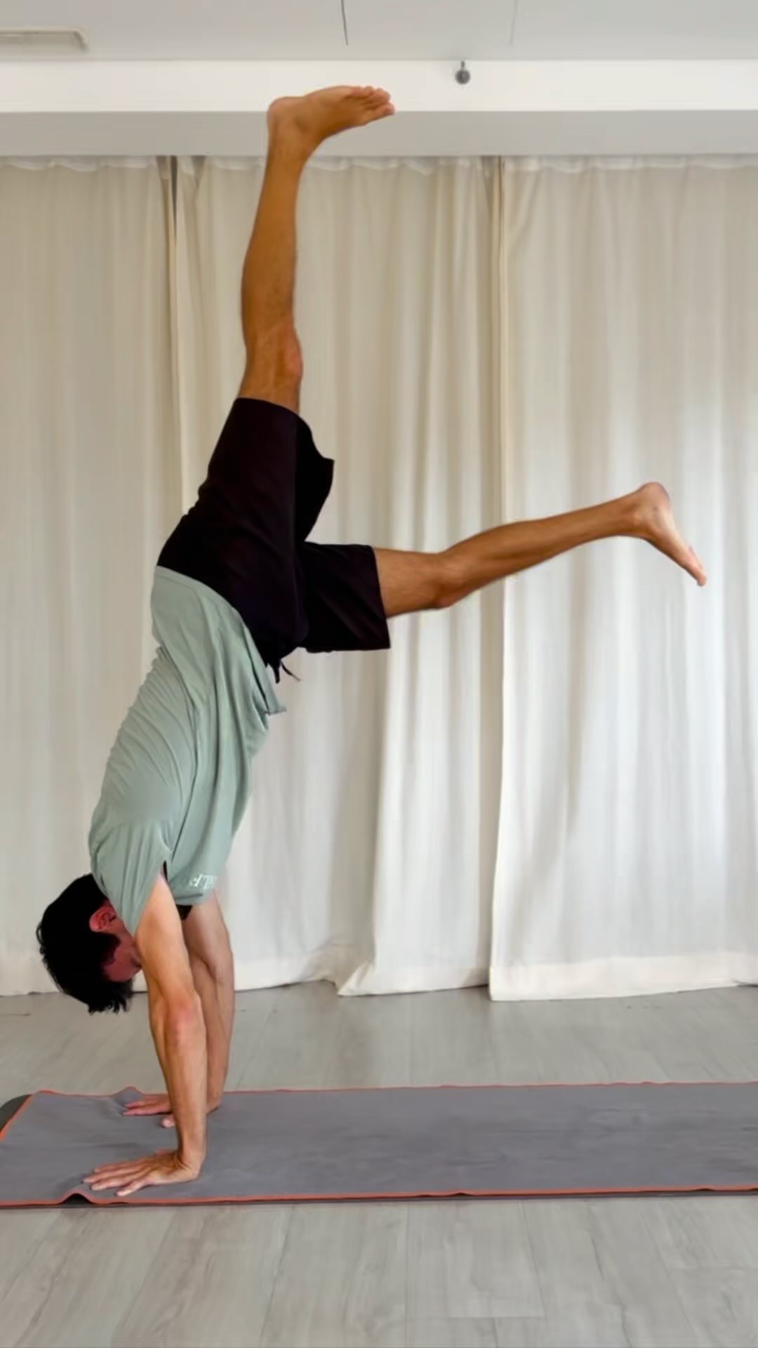 INVERTIDA SOBRE AS MÃOS
As invertidas requerem consciência corporal e o envolvimento de todo o corpo e não de uma só parte. Por exemplo, força no centro do corpo, força e flexibilidade de pulsos, expansão do peito, equilíbrio, sensação de verticalidade. Muito pode ser feito até lá chegar!
Aqui ficam alguns exercícios que podemos fazer para ajudar a construir a invertida sobre as mãos - Adho Mukha Vrksasana:
1️⃣ Flexão dos joelhos com o apoio dos pés no bloco para ganhar altura facilitando a verticalidade do tronco e das ancas
2️⃣ Com o bloco nas mãos fazer pequenos saltos elevando o quadril, para a frente e o mesmo para trás
3️⃣ Passar de postura do cão, Adho Mukha, para a prancha
4️⃣ Elevação das duas pernas com impulso
5️⃣ Elevação das pernas alternadas
6️⃣ Com o apoio dos pés na parede, subir pernas alternadamente
Carlos Ortega Montoya
HANDSTAND DRILLS
Inverted poses require body awareness and the involvement of the entire body and not just one part. For example, strength in the center of the body, wrist strength and flexibility, breast expansion, balance, verticality awareness. Lots can be done till we get there!
Here are some exercises we can do to help build the inverted handstand - Adho Mukha Vrksasana:
1️⃣ Bending the knees with the block to gain height and help the hips and upper body to get vertical
2️⃣ Use the brick for small jumps raising your hips, do it back and forth
3️⃣ Go from the Downward Dog pose, Adho Mukha, to the plank and vice-versa
4️⃣ Raise both legs with impulse
5️⃣ Alternating leg raises
6️⃣ With one foot resting on the wall, raise your legs alternately
Carlos Ortega Montoya
#handstand #handstanddrills #yoga #yogaparede #yogacascais
#adhomukhavrksasana
DM for bookings