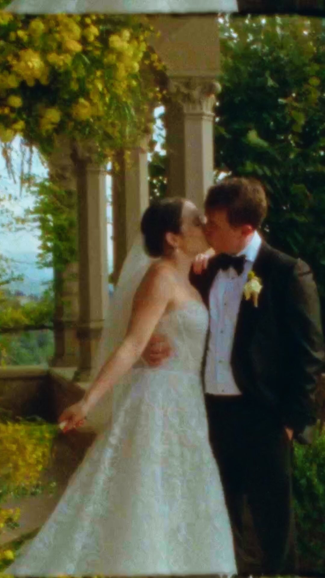 a glimpse of Lauren & Dexter’s Italian wedding captured on digital & super 8 🇮🇹 it was the dreamiest weekend in Florence with all of their most cherished people. Wish I could put into words how joyful & magical it all was but I can’t so I put it in a video instead!
video: @marycatherinefilms
photo: @peterandveronika
planning: @vbevents
venue: @villalefontanelle
flowers: @giardinodellefateflowerdesign
dress: @inesdisanto
entertainment: @_almaevents_