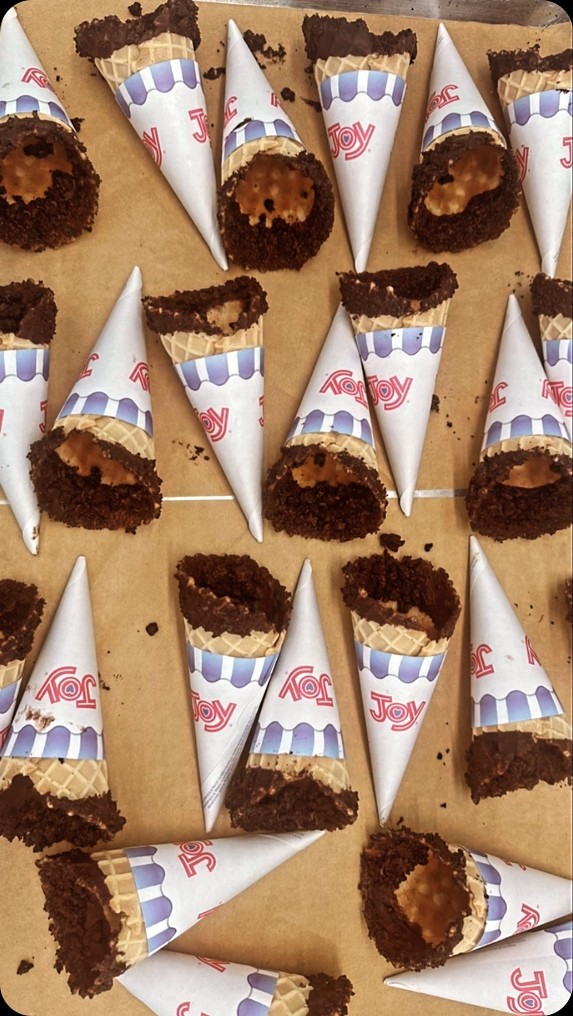 How we make our Chocolate Oreo specialty cones! In stock @ our Brookfield location only 🤎🐻🤠