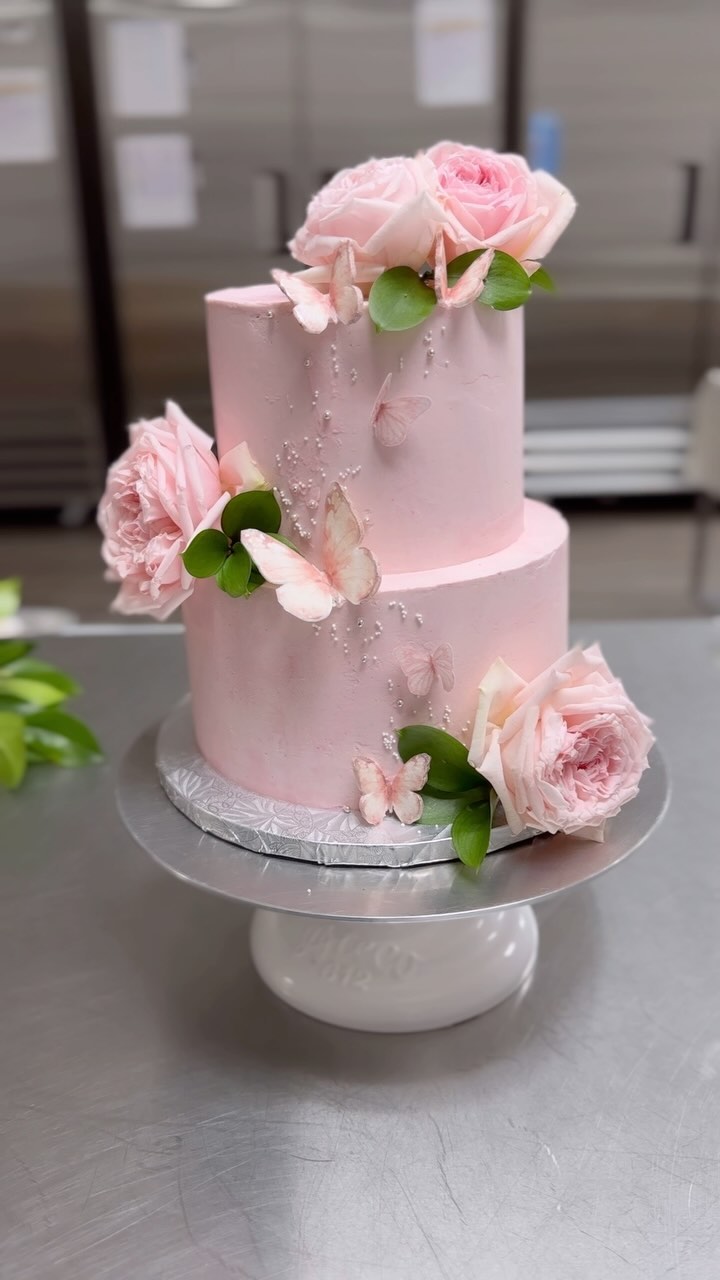 🌸”A little butterfly is on the way”
We kept it monochromatic with the soft pink for this baby shower cake✨
The butterflies were printed with our edible printer, cut out of fondant, and dried in a v-shape to make them look realistic✨