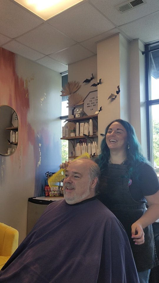 Pranks are my love language 😂
After I cut the video he says "you know you don't need a comb that big for my little hairs"😂😂
I have a few more so stay tuned lol
Also thank you to @holly_b_p for buying this for me because you know I was gonna get so much enjoyment out of it❤️❤️