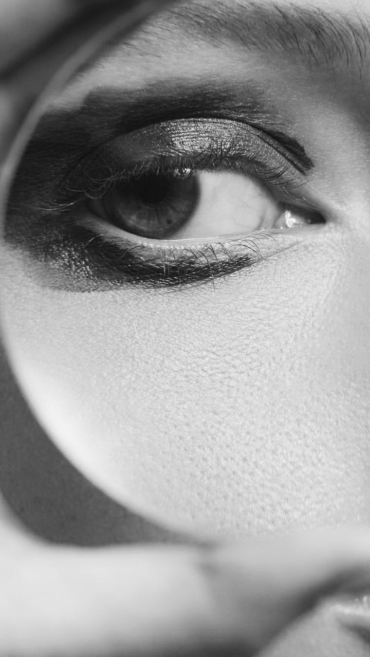 That’s not a nail in her eye, it’s a corneal shield designed to protect her eyes and vision from the laser beams as we tighten and brighten the delicate eyelid skin.
📷 Gustavo Garcia
#LaserSafety #LaserEyeLift #CornealShield #EyeLift #lasers #blepharoplasty #hoodedeyes #eyebags #darkrings