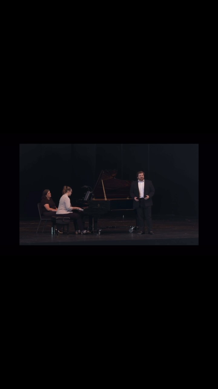 After an actioned-packed summer with @santafeopera, I’m happy to share this snippet of “Ah, La Paterna Mano” that I was able to sing for their industry day! What an incredible time I had in my first year with the company, more photos to come!
.
.
.
.
.
.
.
.
.
#opera #singer #operasingersofinstagram #operasinger #verdi #santafe #tenor