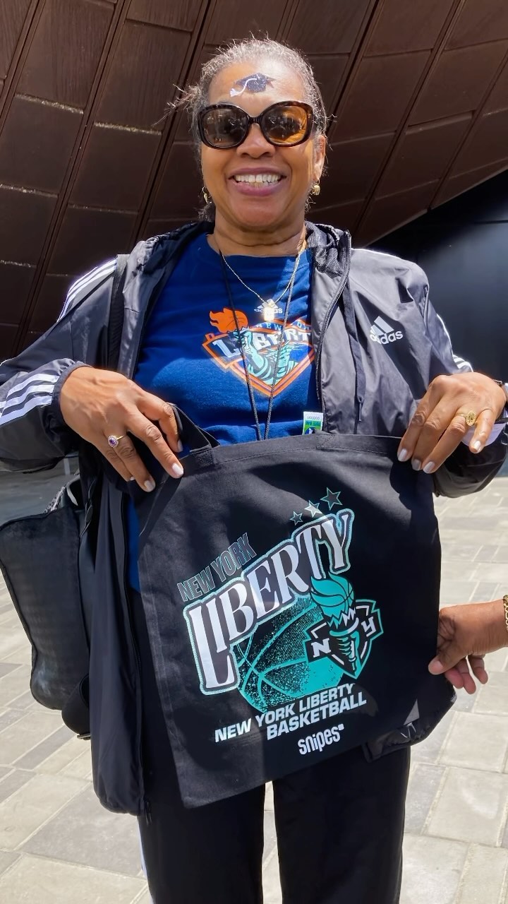 NY Lliberty’s incredible journey to the playoffs inspired us to share this amazing video of a Live Event we had the privilege of working with Snipes x New York Liberty via Unrivaled Marketing at the Barclays Center.#2023 #snipes #nyliberty @nyliberty @snipes_usa @unrivaledmktg #wnba @wnba #waybackwednesday #playoffs #wnbaplayoffs @barclayscenter #barclayscenter #letsgonyliberty
Big shout out to our crew who make us look good and holding it down literally because it was crazy windy that day and the transfers kept flying off. #RayRay #AshleyDee #Teenyweeny #Frances