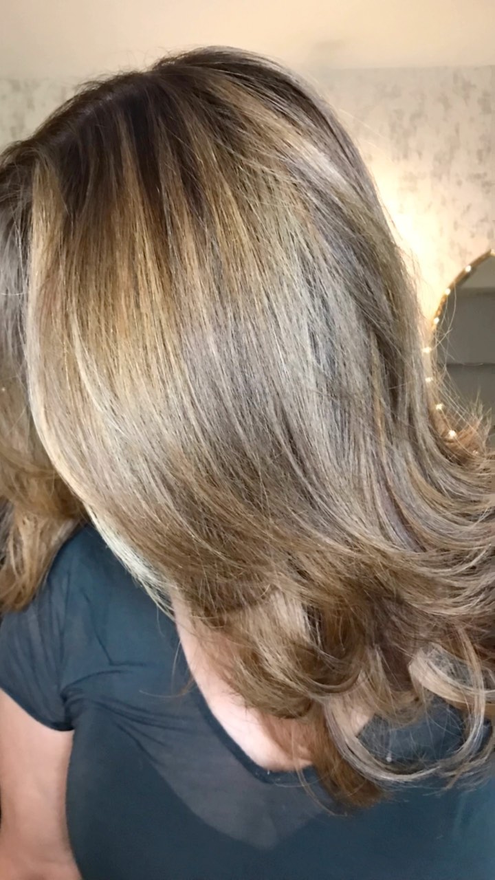 Golden-brown blond baby lights.. 🍁
.
.
.
#naturallookinghair #bronde #brondehaircolor #hairreelsvideo #brunettebalayage #hairvideodiary #babylightsandbalayage #balaygehair #hairreelsofinsta #balayagelondon #trendinghairstyles #trendinghaircolor #ukhairsalon
#hairblend #hairsalonlondon #hairtransformation #hairtrends #epresuk #haircolourstudiokingscross
