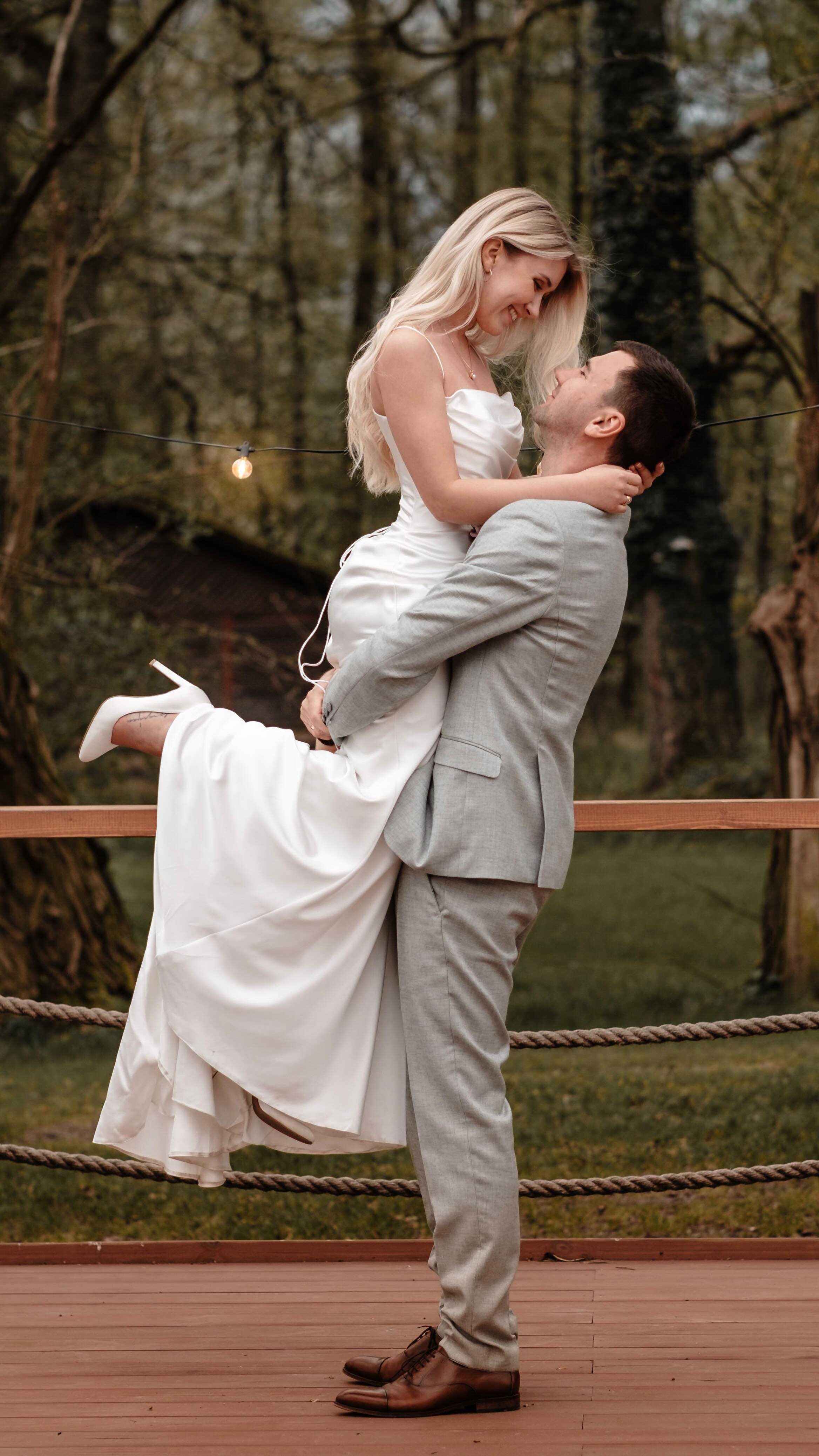 Life is full of beautiful moments - capture them forever ✨
Floristik: @karinwilbertblumen
Brautkleid/Anzug: @brautschoen
H&M: @detailverliebt.brautstyling
#wedding #weddingphotography #weddingphotographer #weddingday
#destinationwedding #bride #weddingdress #groom #weddinginspo #love #hochzeit #hochzeitsfotografie #hochzeitsfotograf #fotografie #hochzeitsinspiration #hochzeitskleid
#hochzeitsideen #loveandwildhearts #bridetobe #wedding2025 #civilwedding #menimafotografie #elopmentlove #münster #dortmund #unna #weddinginspiration #brideandgroom