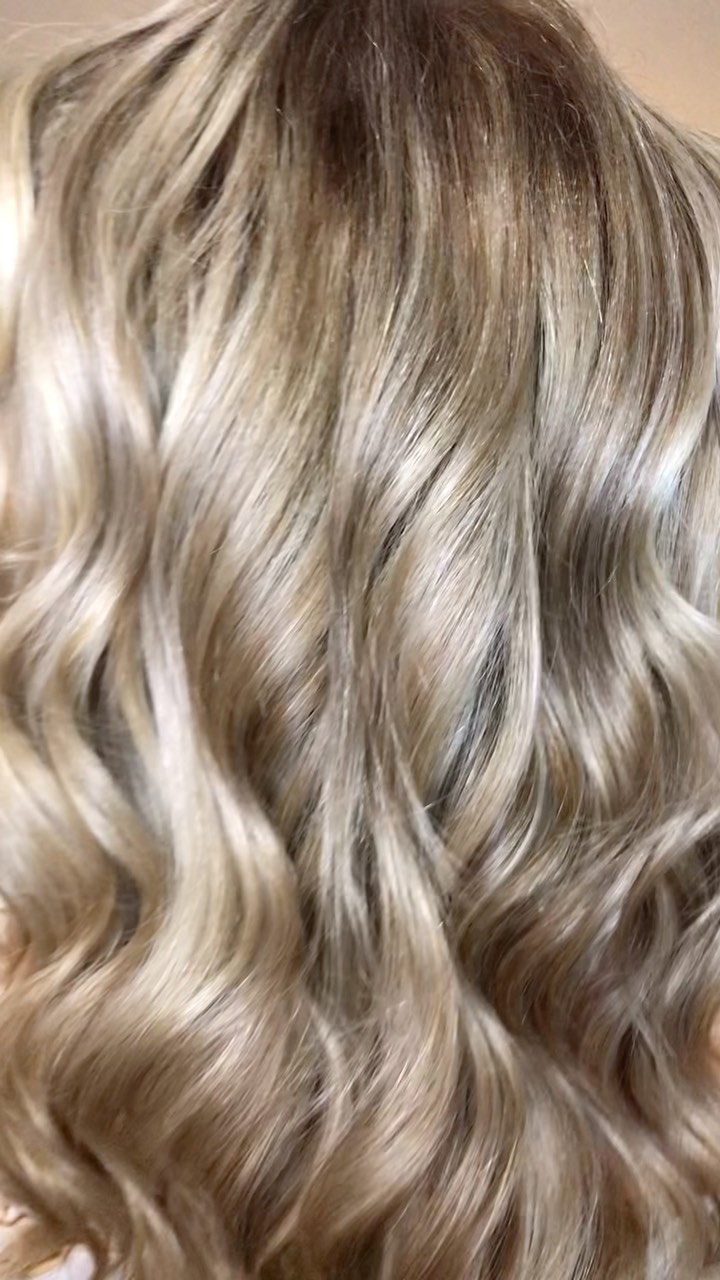 Sandy ash blond 😍
Hair transformation by Eniko 😍
For bookings email: salon@haircolourstudio.co.uk
.
.
#hairbeforeandafters
#sandyashblondebabylights
#hairreelsvideo #hairreelsofinstagram
#naturallookinghair #sunkissedbalayage #colouristlondon #hairtransformations #naturallookinghaircolour #hairgoals🔥 #babylightshair #brunettebalayagehair #babylightsandbalayage #hairbeforeandafters #balayagelondon #epreslondonsalon #epresuk
#haircoloristlondon #hairsalonlondon #hairtransformations #haircolourstudiokingscross