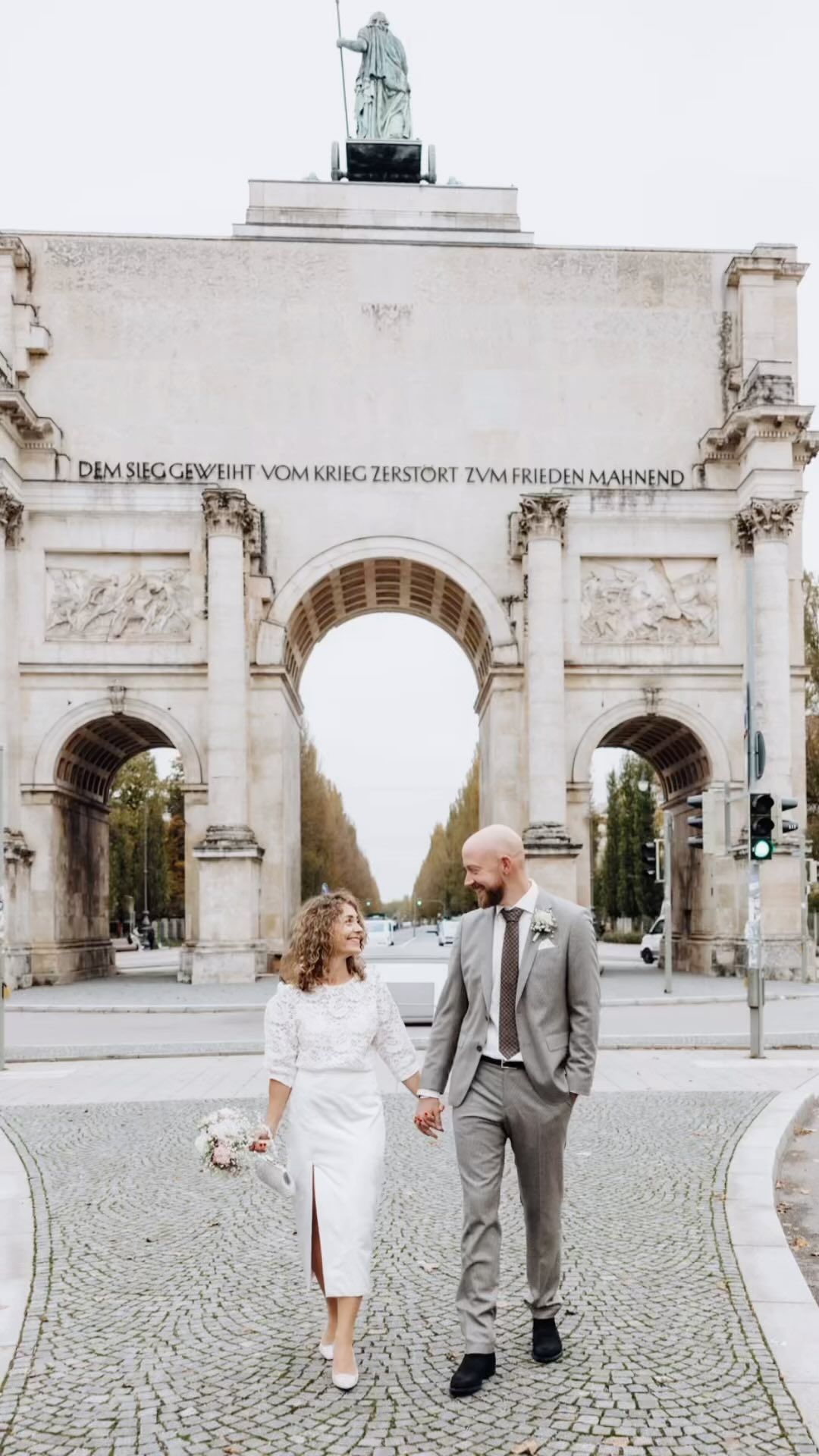 Love at Oktober #standesamthochzeit #liebesufdemerstenblick #münchen #weddingphotography #mandelstrasse #weddingday #ring #weddingvoguevanityfair #italianphotographer #dress #groom #siegestormünchen #liebe #citywedding #cityweddingphotographer