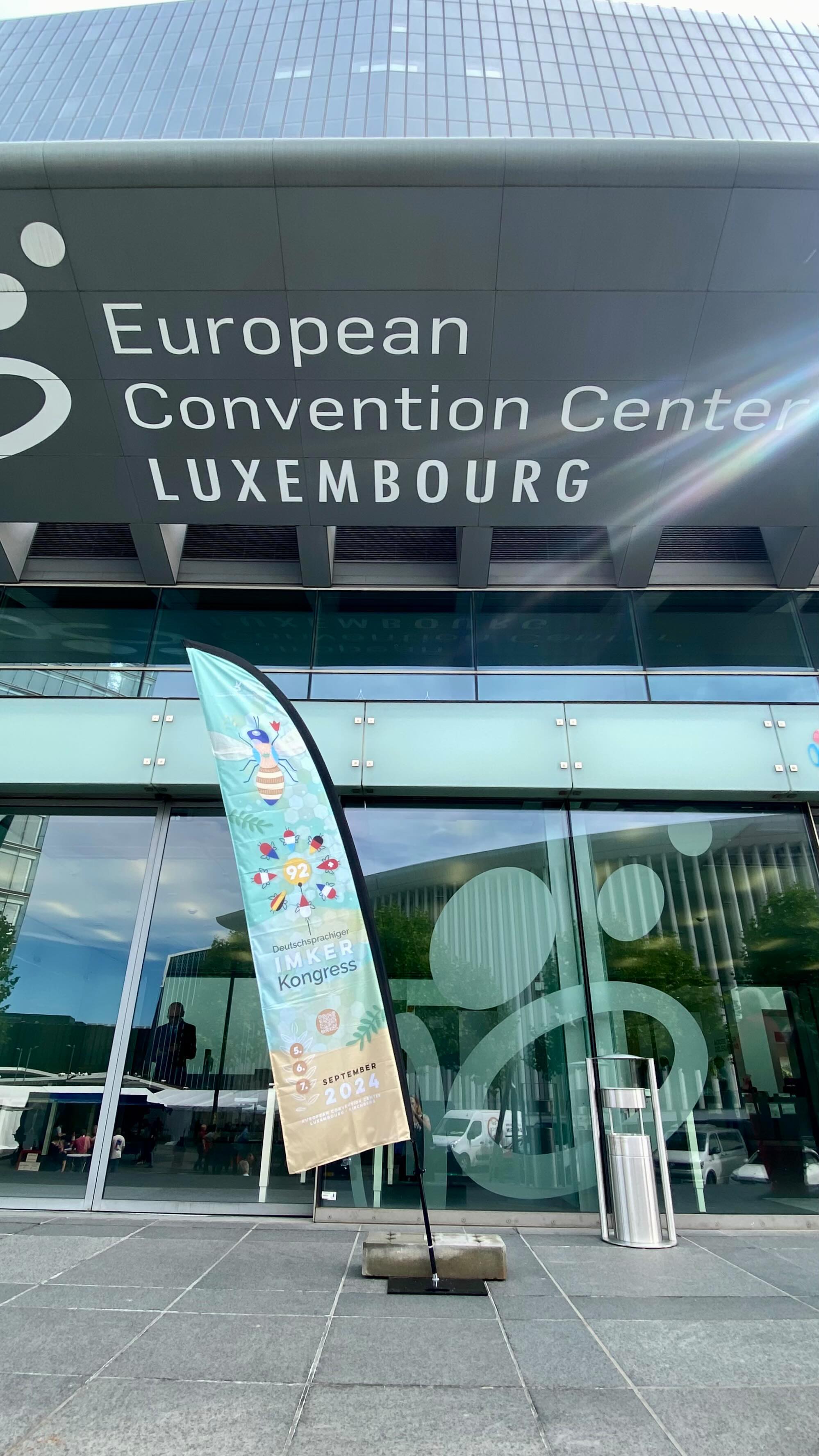 Imkerkongress 🐝🌷🍃 @eccl_conventioncenterlux
.
Designing the visual identity, promotional campaign, brochure and multiple print supports.
.
Get a special mug sponsored by @rakporcelain 🫶🏼 available at www.apis.lu