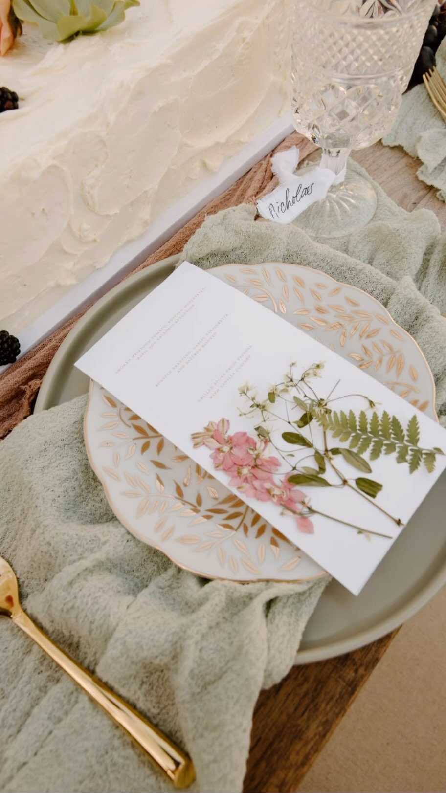 Holding onto summer for a little bit longer ✨
Photography @kerrigandelenephotography |
Hosted and styled @gabhartmedia + @styled.shoots.by.jessica |
Venue @thecordelle |
Florals & Table Styling @oh_so_brittnee |
Chairs @pleasebeseatedrentals |
Cake @thechambrayapron