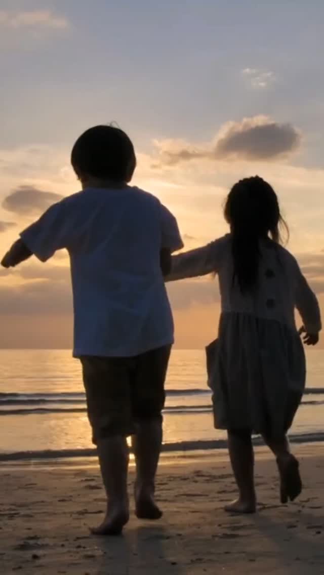 Ein Kind will gesehen, als das was es ist: ein Mensch mit Bedürfnissen, Wünschen, Willen, Charakter und Rechten.
Ein Kind will, dass du siehst wie die Welt eigentlich ist: laut, leise, bunt, verspielt, magisch, gross, klein, eben halt das ganze Spektrum.
Ein Kind mag in Sachen Körpergrösse klein(er) sein, doch energetisch ist es genau gleich gross wie du.
Also begegne ihm auf Augenhöhe.
Erzähle ihm nicht, dass das Leben ein Kampf ist und es hier auf Erden nur darum geht, um zu arbeiten.
Das ist deine Sichtweise, die du über Jahre von deinen Eltern, deiner Familie, deinen Lehrern erzählt bekommen hast.
Solange, bis du es selbst geglaubt hast und es noch immer glaubst.
Doch einst warst du auch ein Kind und wusstest, dass es um mehr geht, als das.
Also! Erinnere dich daran und/oder lass dich von den Kindern in deinem Leben, egal ob deine eigenen, deine Schüler, aus der Familie, dem Freundeskreis etc. Daran erinnern!
#innerearbeit #kinder #freude #kinderrechte #mensch #glaubenssätze #kindheit #lehrerin #weisheit #aufaugenhöhemitkindern #wegbegleitung #wakeup #bewusstsein #neuezeit #neuewelt