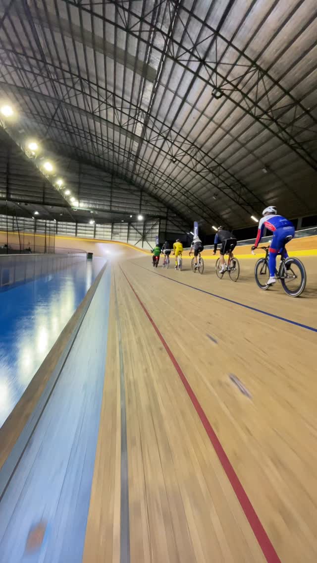 Nothing better than the 130 laps on Pizza night. 🍕
With tonight’s down pour forecast to continue for the rest of the week it was the perfect way to get the spirits up and the legs turning.
Top train is getting smoother by the week as skills are improving and confidence in building.
If you’re keen to give it a go reach out on any of our social channels and book a hire bike along with a fun, safe and friendly experience.
•
•
#piste #pista #velodrome #trackcyclist #localracing #cycling #trackcycling #velo #velodromo #tracksprinting #beginnercyclist #ridebikes #havefun #feelgood #feelgoodvibes #pizza #pizzanight
