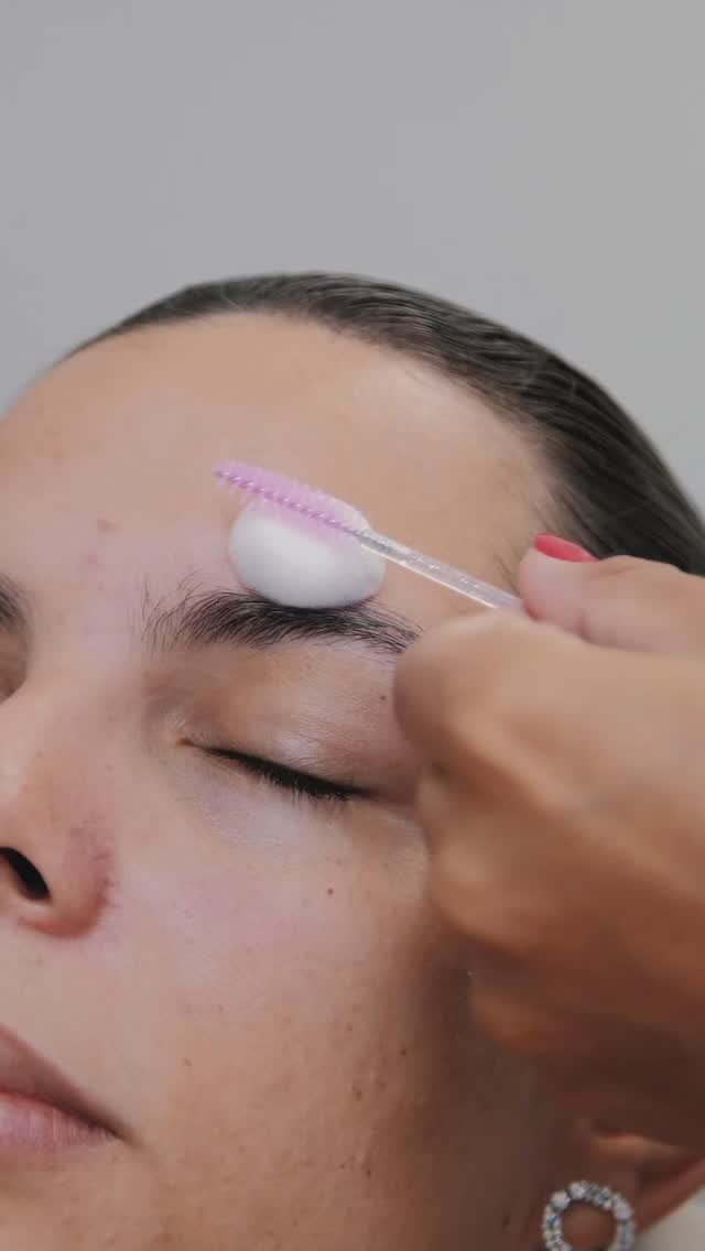 Sobrancelhas alinhadas e olhar marcante. ✨
A brow lamination realça sua beleza de forma natural, sem precisar de retoque diários • por @maalvesbeauty
📲Agende seu horário pelo link da bio
📍Rua Viacondessa de Campinas, 363 - Nova Campinas
#belezafacial #beauty #salaodebelezacampinas #salaodebeleza #browlamination #browlaminationcampinas