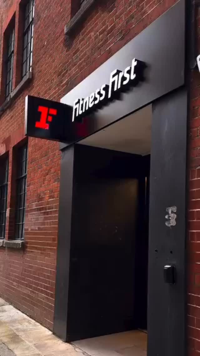 New gym, new energy in London! 🚪✨
Built for your personal best 💪 with brand new equipment, premium training zones and everything you need to push further.
🇬🇧 @fitnessfirst_uk_official
✏️ Interior design: @lxaprojects
#gym #project #groupclass #installation #gymflooring #hq #adherence #grip #paviflex #paviproject #design #designer #gymdesign #architecture #gymdecor #gymarchitecture #Arquitectura
#WeAreGymFlooring #WeArePaviFLEX