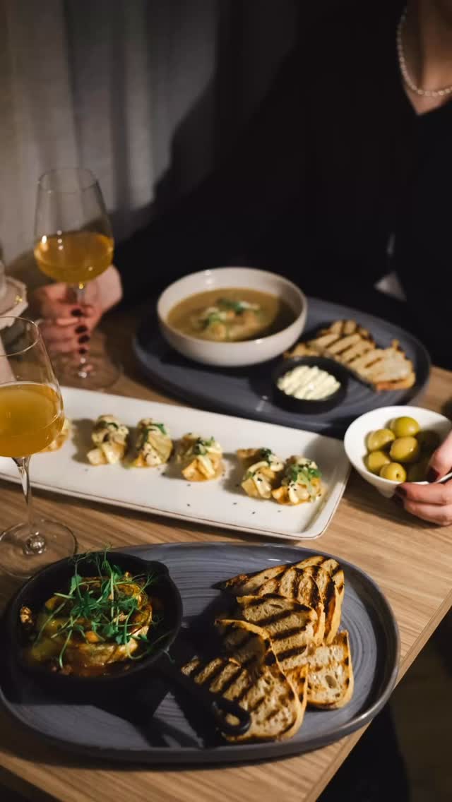 ✨Veitingastaðurinn á @hotel_vesturland-i býður upp á ljúffenga smárétti og gómsæta aðalrétti – fullkomið með góðu vínglasi🥂
📢At Hótel Vesturland’s restaurant, you’ll find delicious small dishes and satisfying mains — perfect with a glass of great wine🍷
@laralindphoto 📸