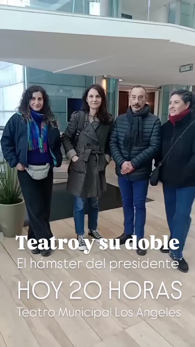 🐹🎩 Un hámster, un presidente y un escándalo nacional
Este sábado el teatro familiar se toma el Festival Biobío Teatro Abierto con una historia tan divertida como inesperada:
✨ El hámster del presidente – Compañía Teatro y su Doble
📅 Sábado 28 de junio
🕗 20:00 horas
📍 Teatro Municipal de Los Ángeles
👨👩👧👦 Público: familiar
🎟 Entrada liberada
Inspirada en un cuento de Juan Villoro, esta obra mezcla humor, títeres y tecnología para contarnos cómo el presidente de la república guarda un gran secreto en su abrigo: su fiel amigo y secretario personal, Genaro III, un pequeño hámster.
Una obra que habla de democracia, poder y trabajo en equipo con ingenio y ternura, en un formato que combina el teatro presencial y virtual.
📲 Revisa la programación completa en nuestras redes sociales.
#teatroenbiobio #teatroenlosangeles #biobíoteatroabierto #perfilesysiluetas #bodega44 #festivaldeteatro #bbta2025
#elhámsterdelpresidente #teatrofamiliar #teatroysusdoble #juanvilloro #teatroconhumor #títeresytecnología #culturaparaniños